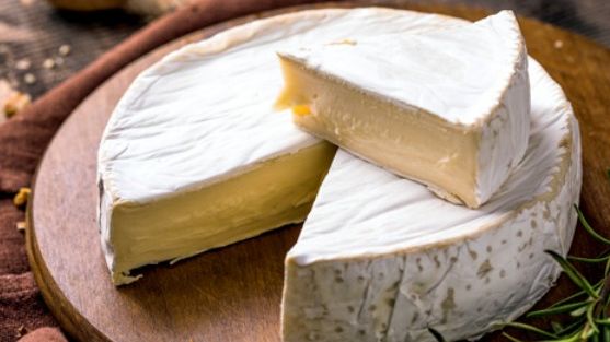 Aprenda como preparar o delicioso camembert; queijo francês de história obscura