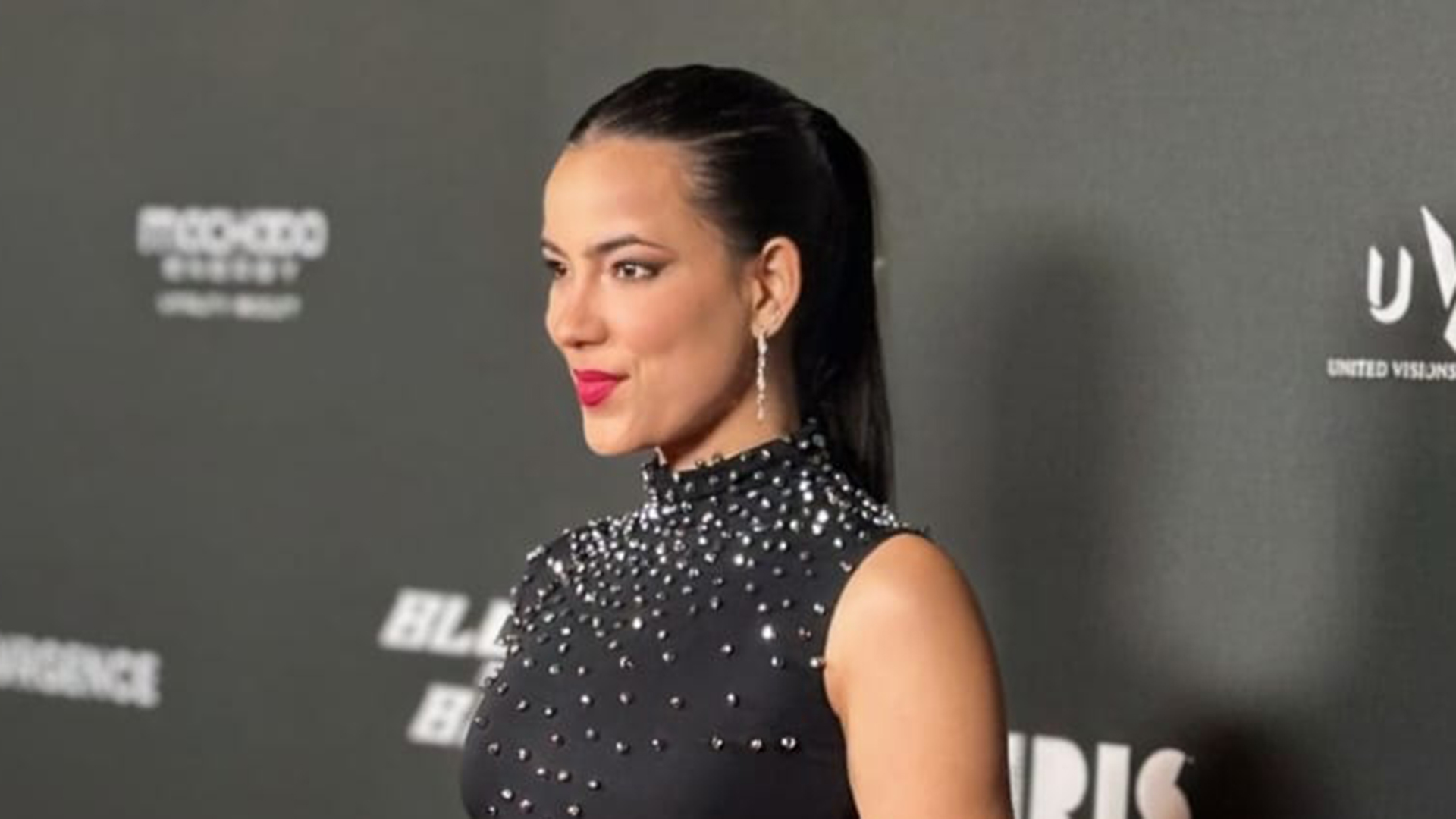 Rafaela Gonçalves brilha no tapete vermelho do filme ‘Blow For Blow’
