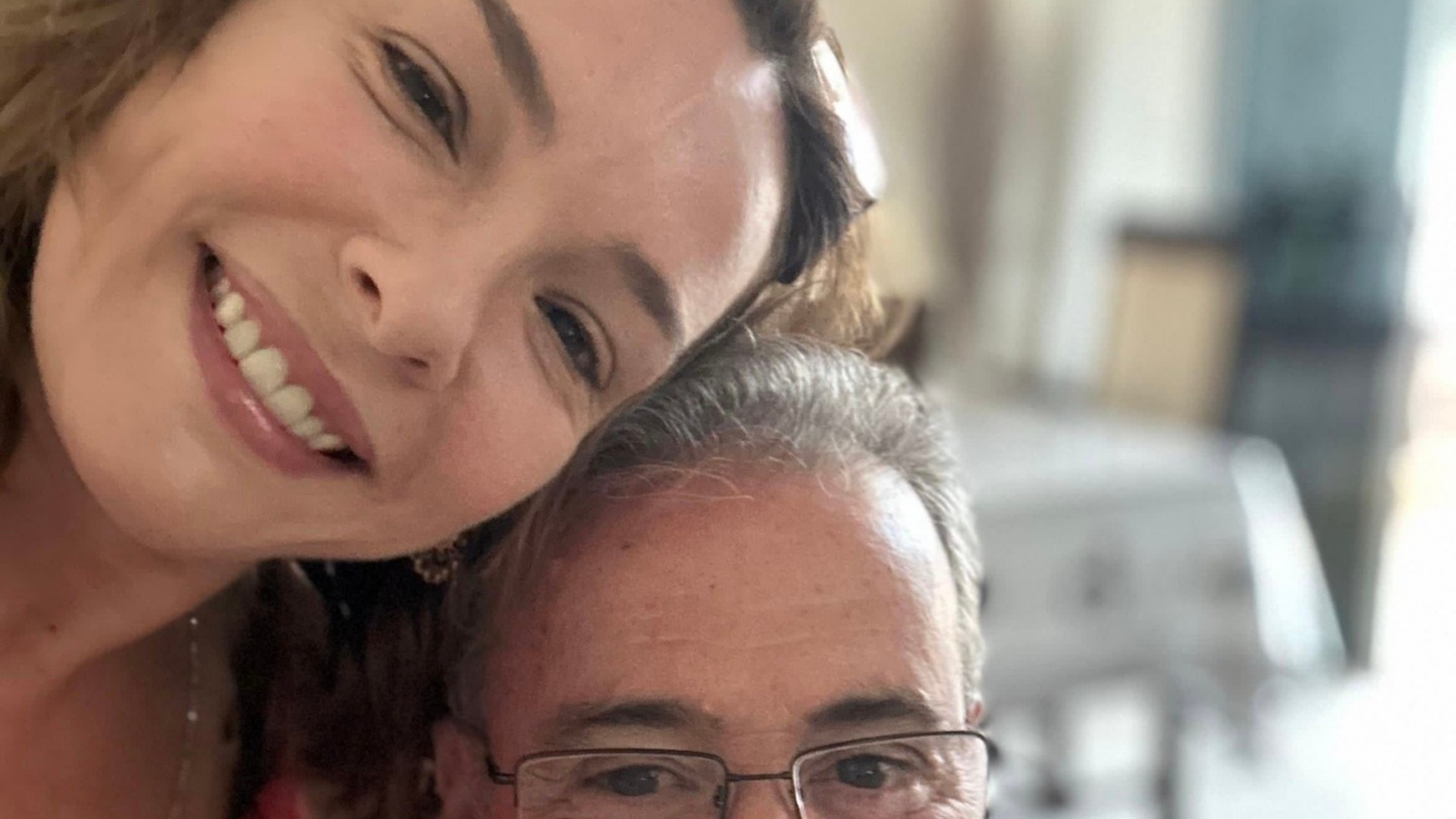 Regiane Alves chama atenção ao postar fotos raras com o pai: ‘Tão bonito’