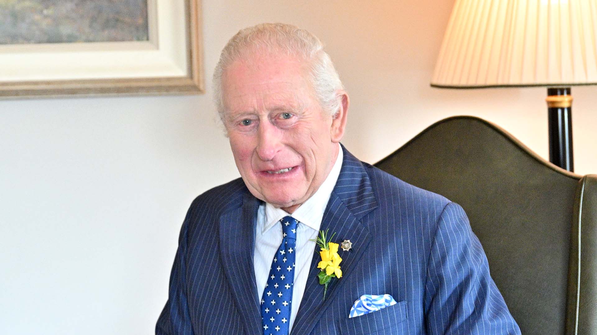 O hábito ‘infeliz’ que rei Charles III herdou da avó materna