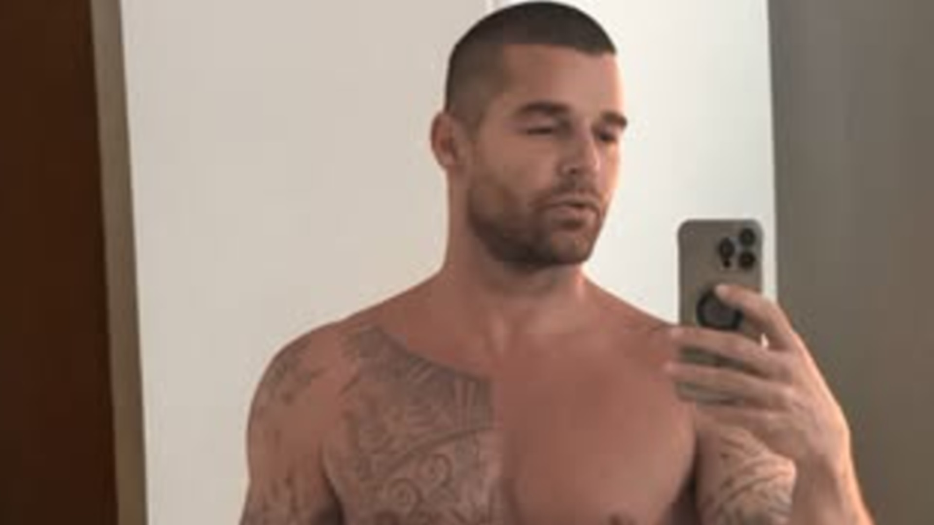 Ricky Martin deixa tatuagem íntima à mostra em selfie no espelho