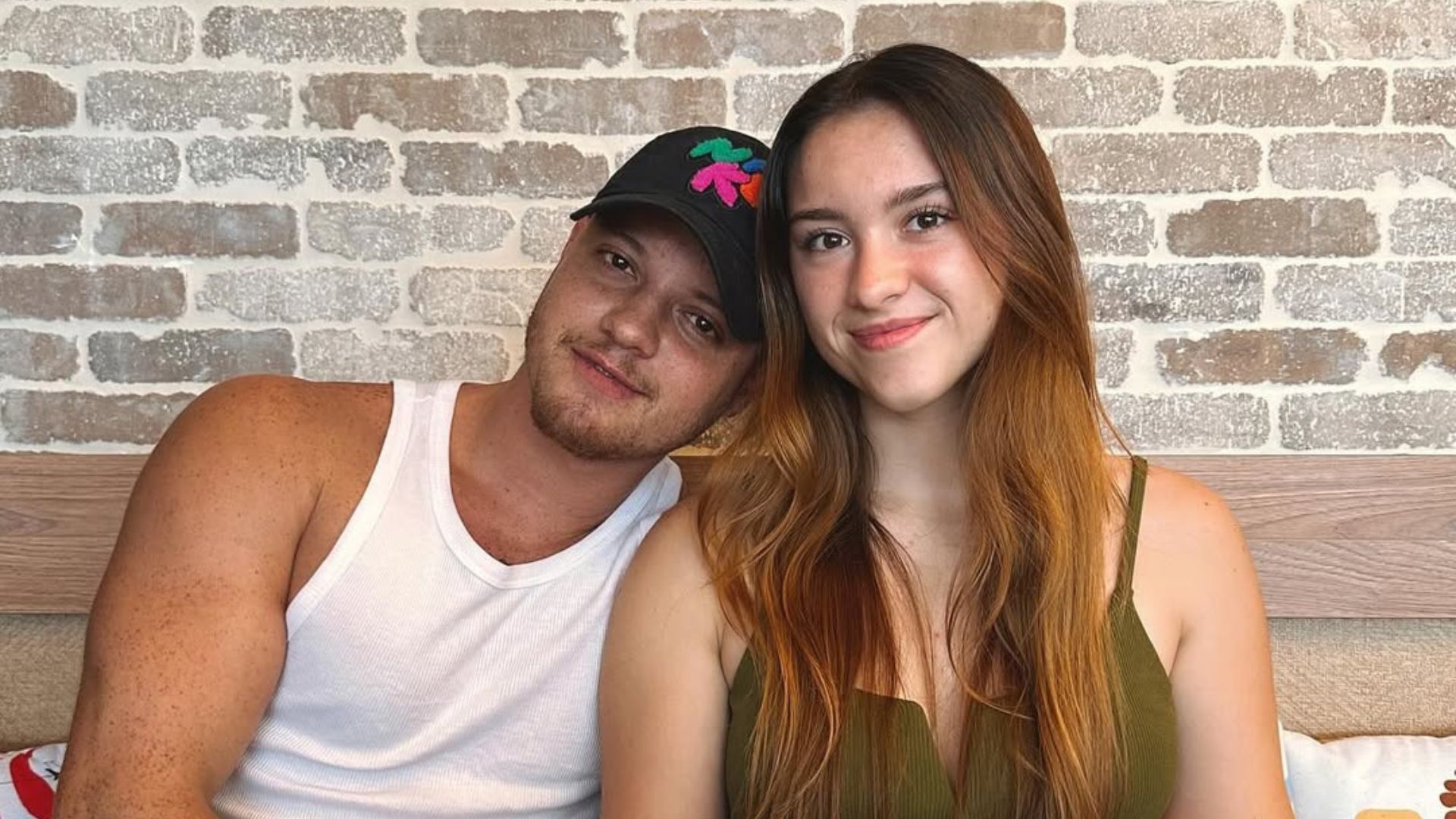 Filha de Gugu Liberato e namorado exibem nova Ferrari de R$ 3 milhões