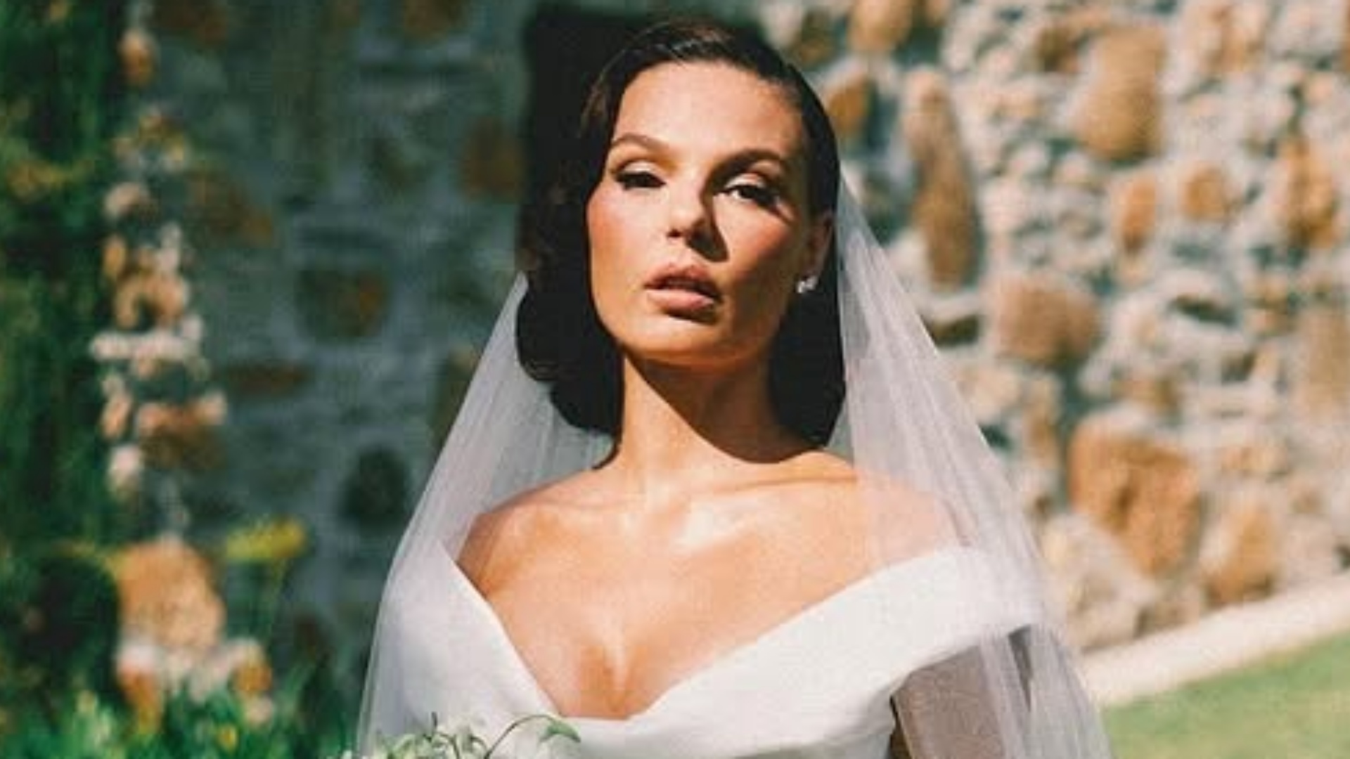 Veja o vestido de noiva de Isis Valverde para o casamento com Marcus Buaiz
