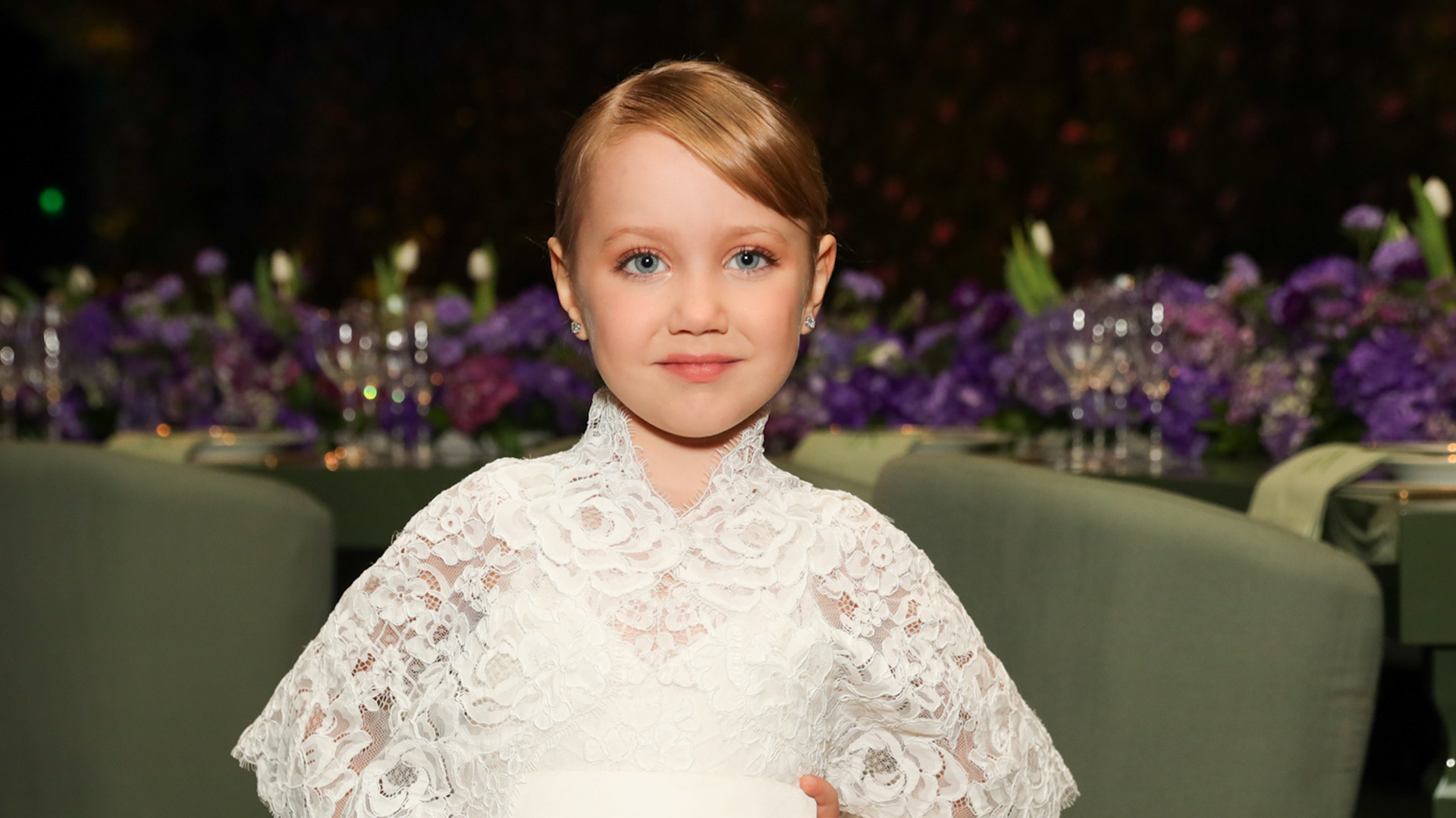 Filha caçula de Roberto Justus usa vestido combinando com a mãe em noite especial