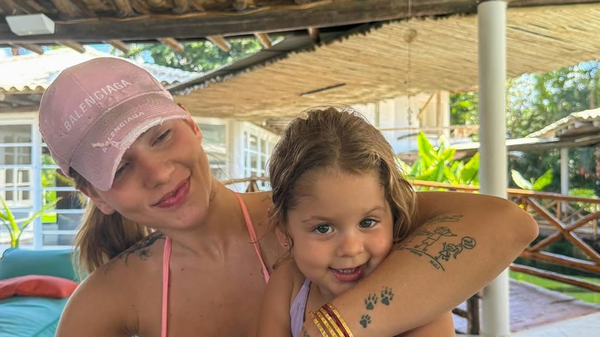 Maria Flor surpreende Virginia Fonseca ao surgir andando de salto alto