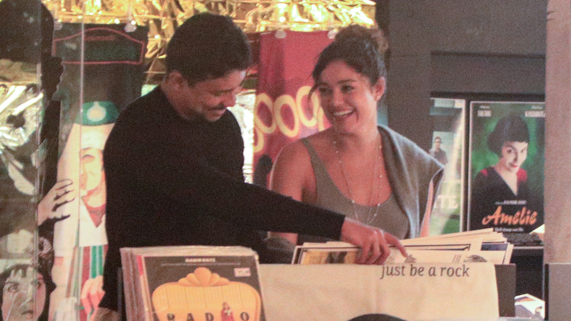 Após reatarem o namoro, Xamã e Sophie Charlotte surgem em clima de romance em loja de discos