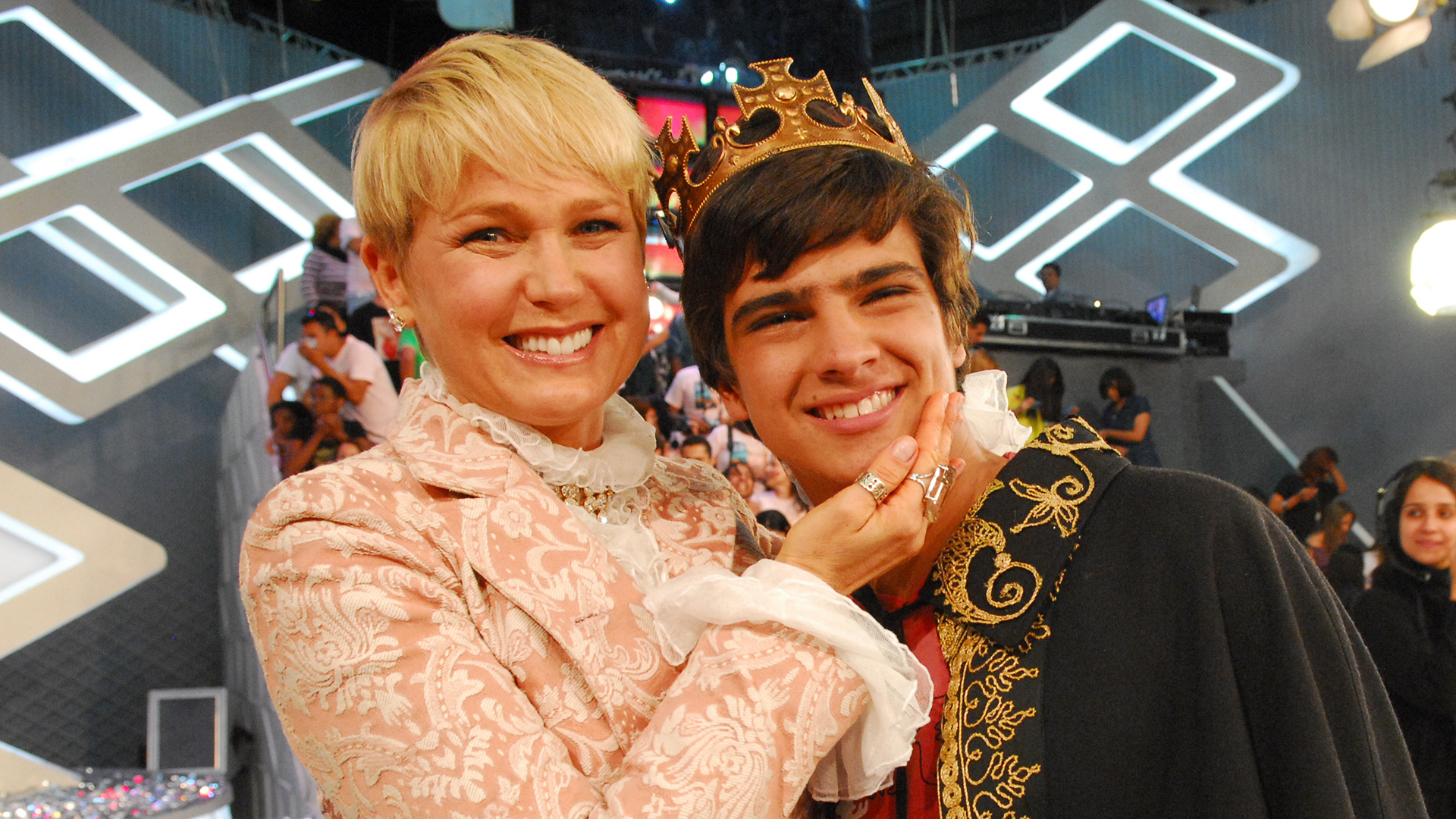 Por onde anda o príncipe do TV Xuxa? Ele surge na praia com o filho