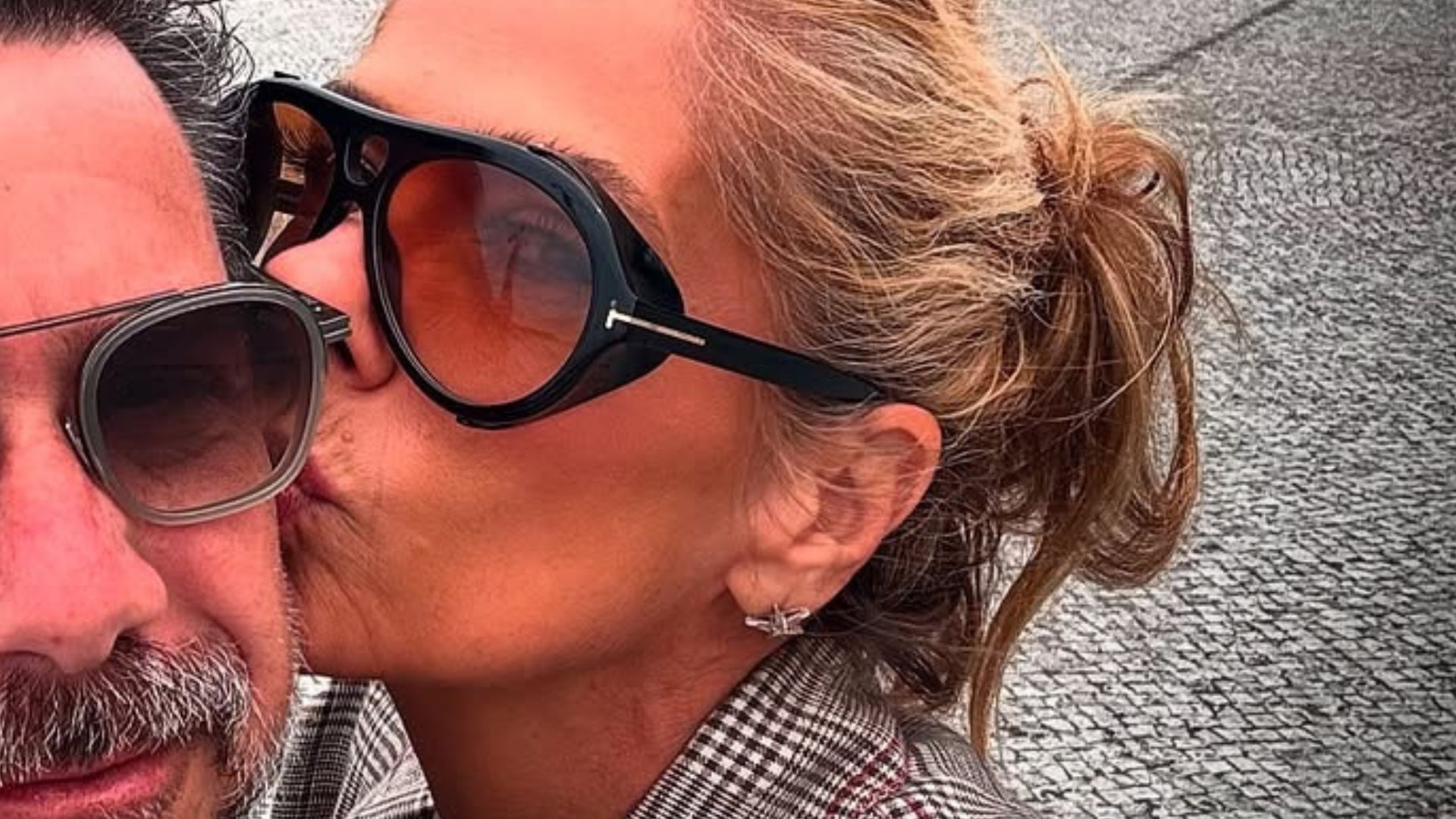 Adriane Galisteu posa em clima de romance com o marido em viagem especial