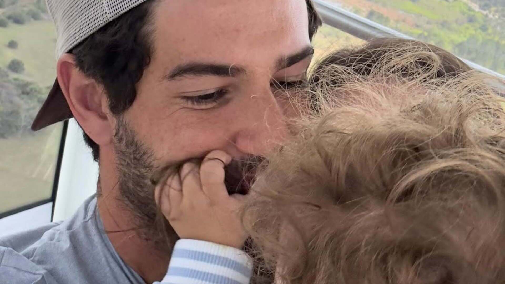Alexandre Pato posta clique raríssimo com seu filho e de Rebeca Abravanel