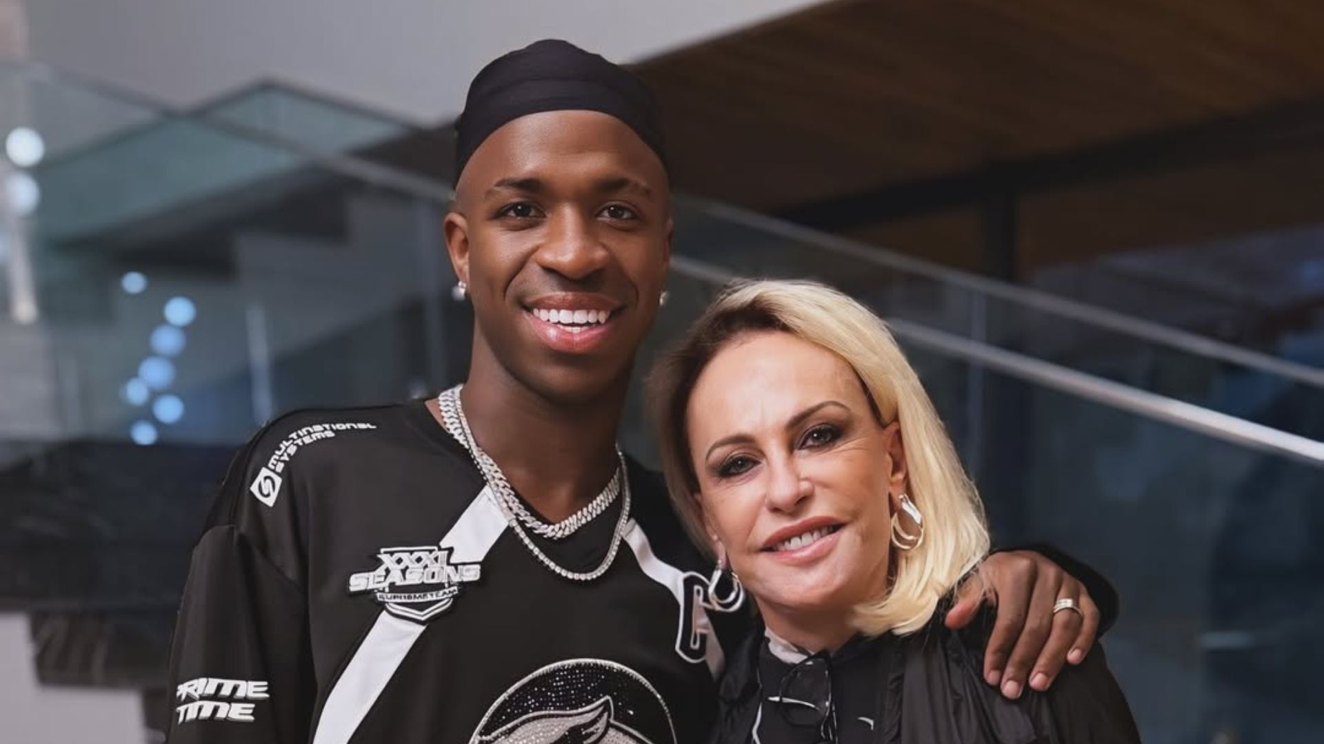 Ana Maria Braga ganha camisa autografada de Vini Jr: ‘Símbolo de talento’