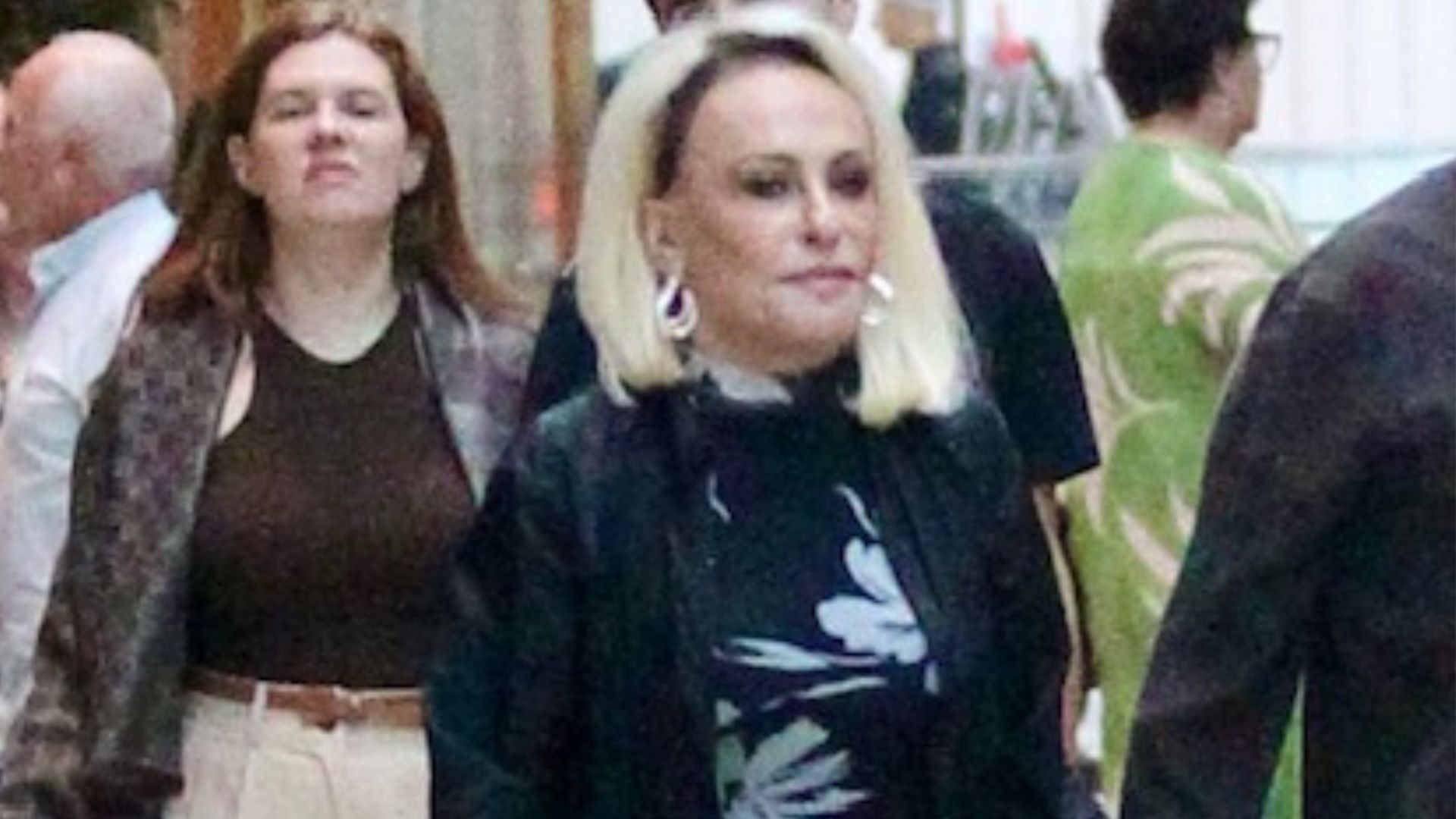 Ana Maria Braga faz aparição rara com o marido em shopping no RJ