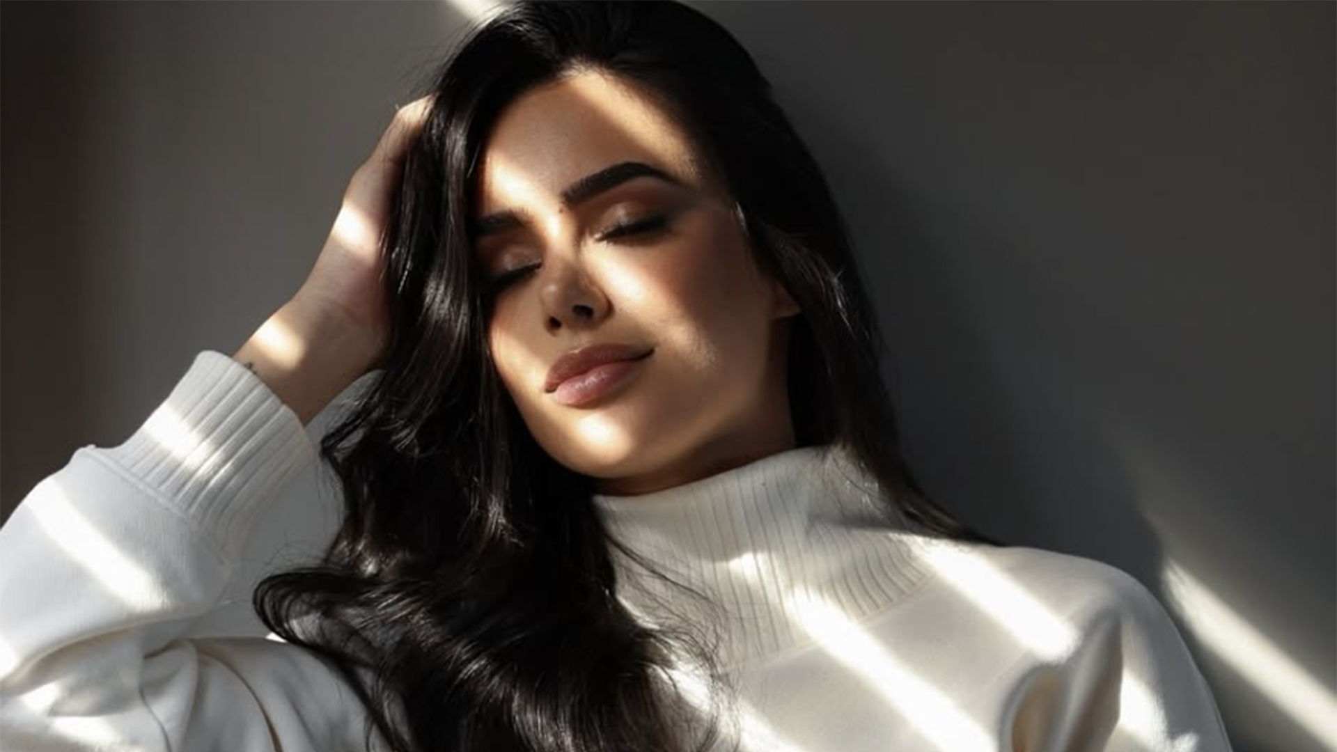 Grávida, Bruna Biancardi exibe o barrigão em novas fotos de gestante