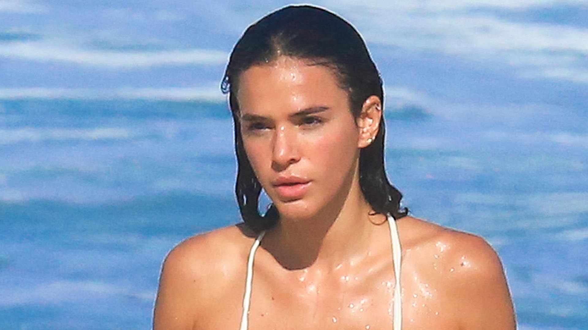 Magérrima, Bruna Marquezine exibe a boa forma com look branco na praia