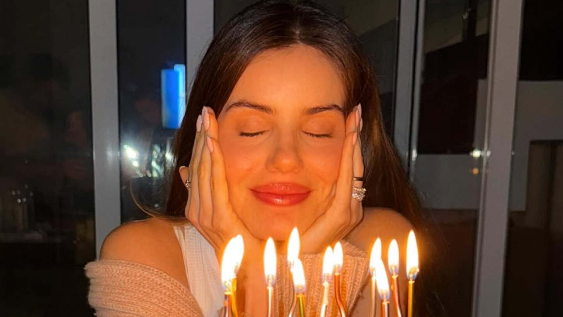 Camila Queiroz celebra aniversário com bolo encantador; veja