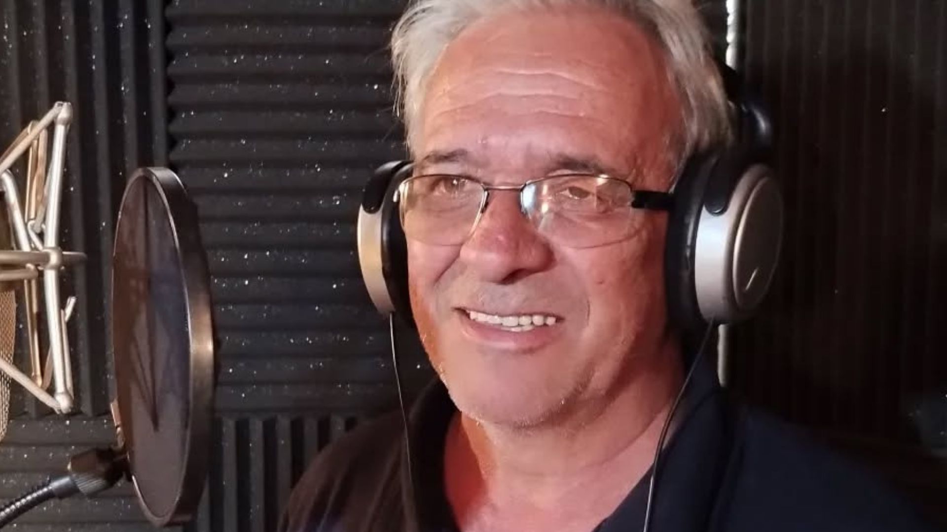 Cantor Qüerinha morre aos 65 anos durante show de banda gaúcha