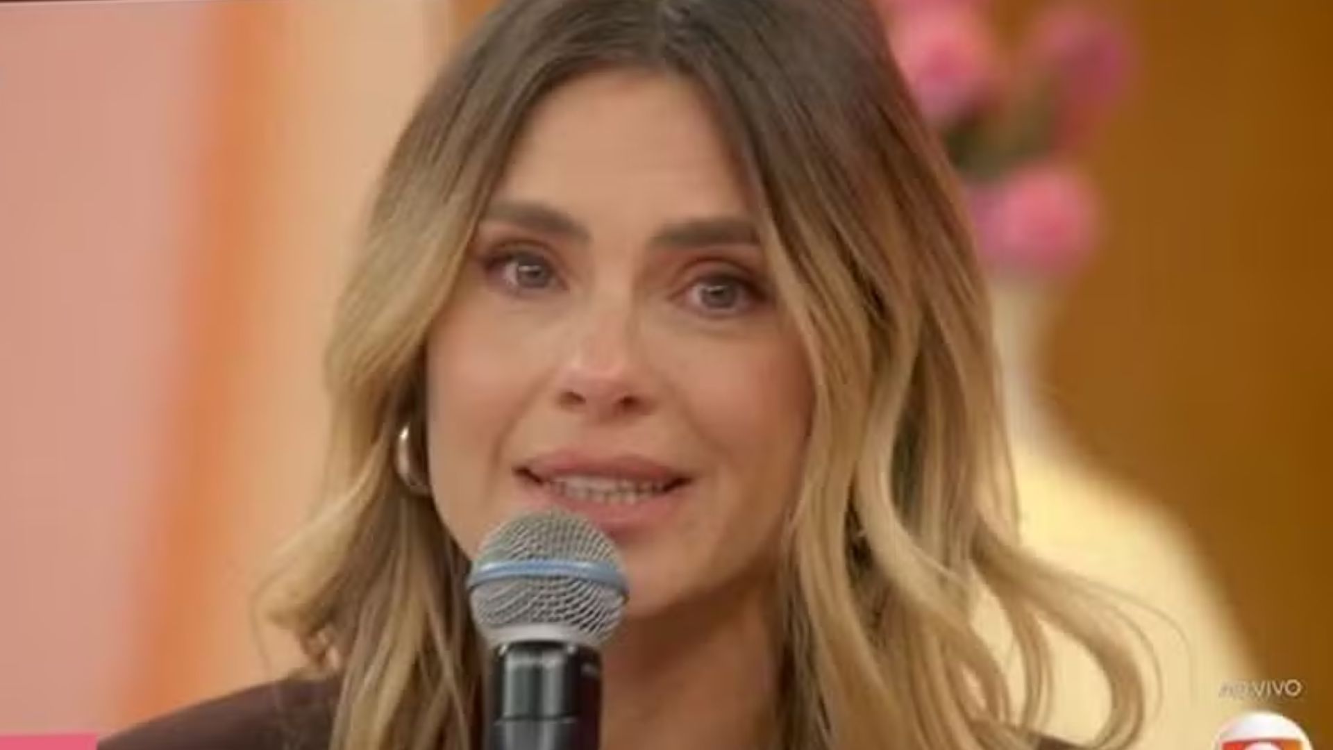 Carolina Dieckmann chora ao falar dos filhos e psicóloga alerta: ‘Sensação de luto’