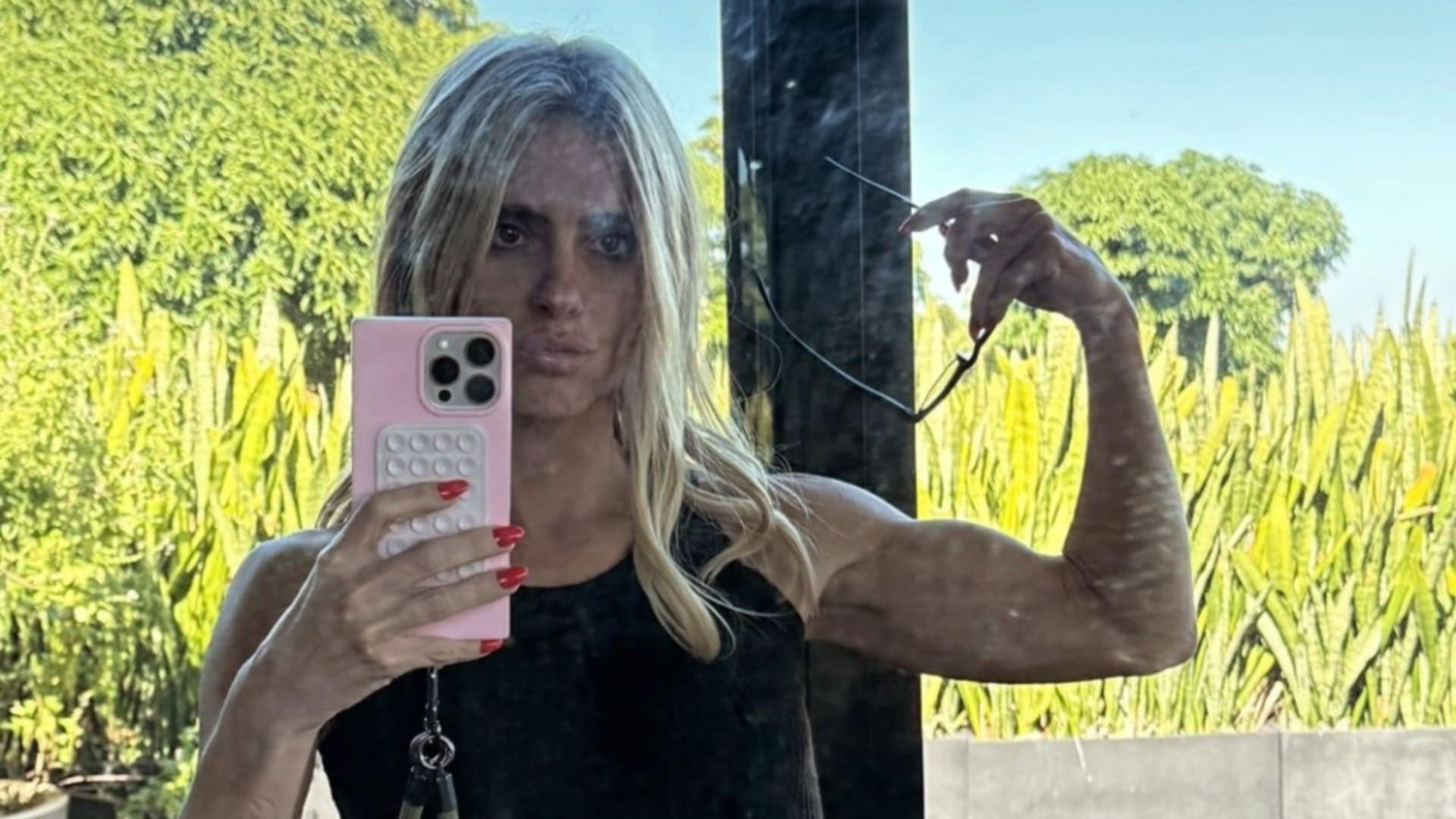 Carolina Dieckmmann impressiona ao mostrar físico atual: ‘Construindo músculos’