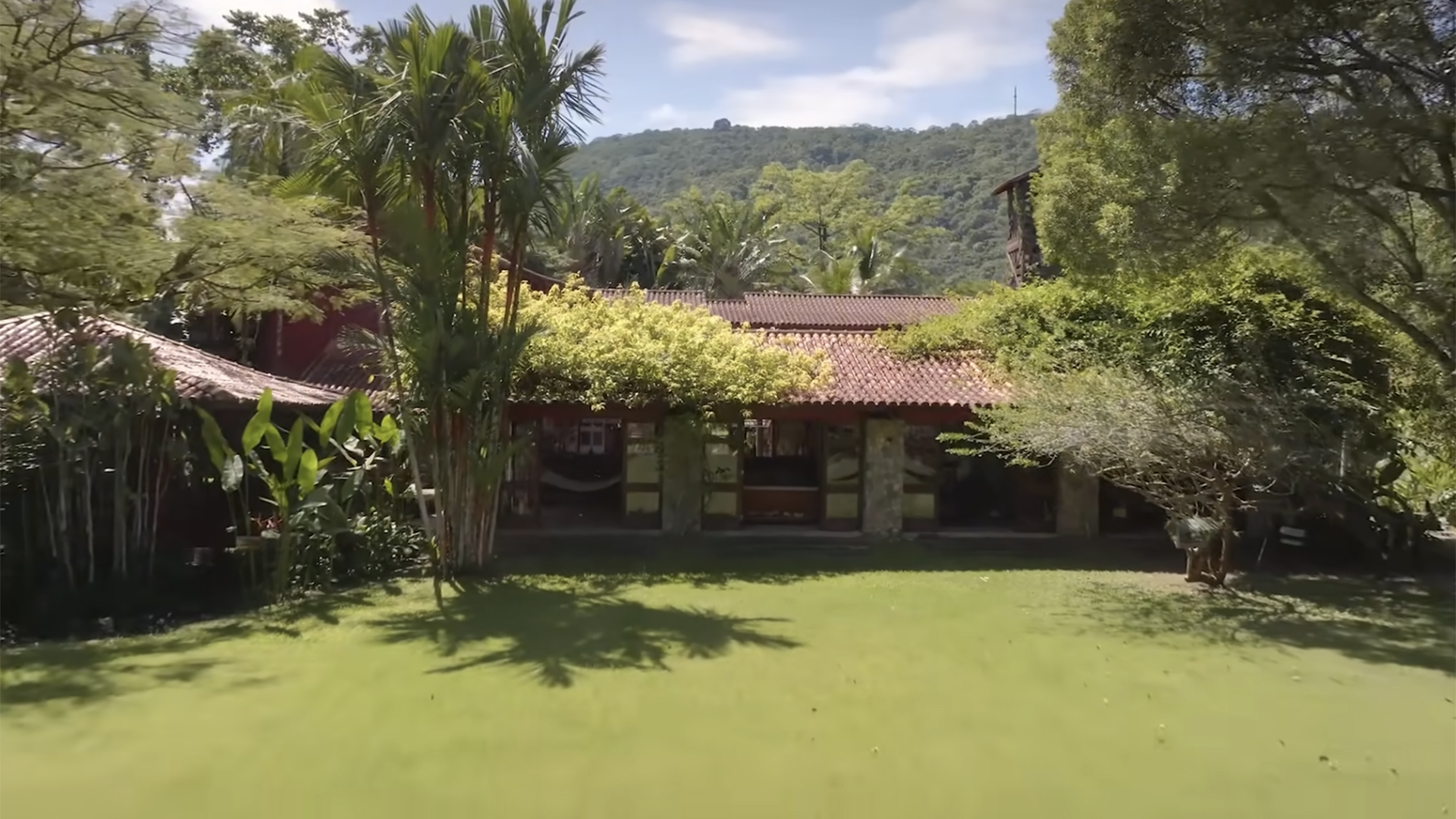 Propriedade de Regina Casé exibida no canal 'De Casa em Casa' no YouTube
