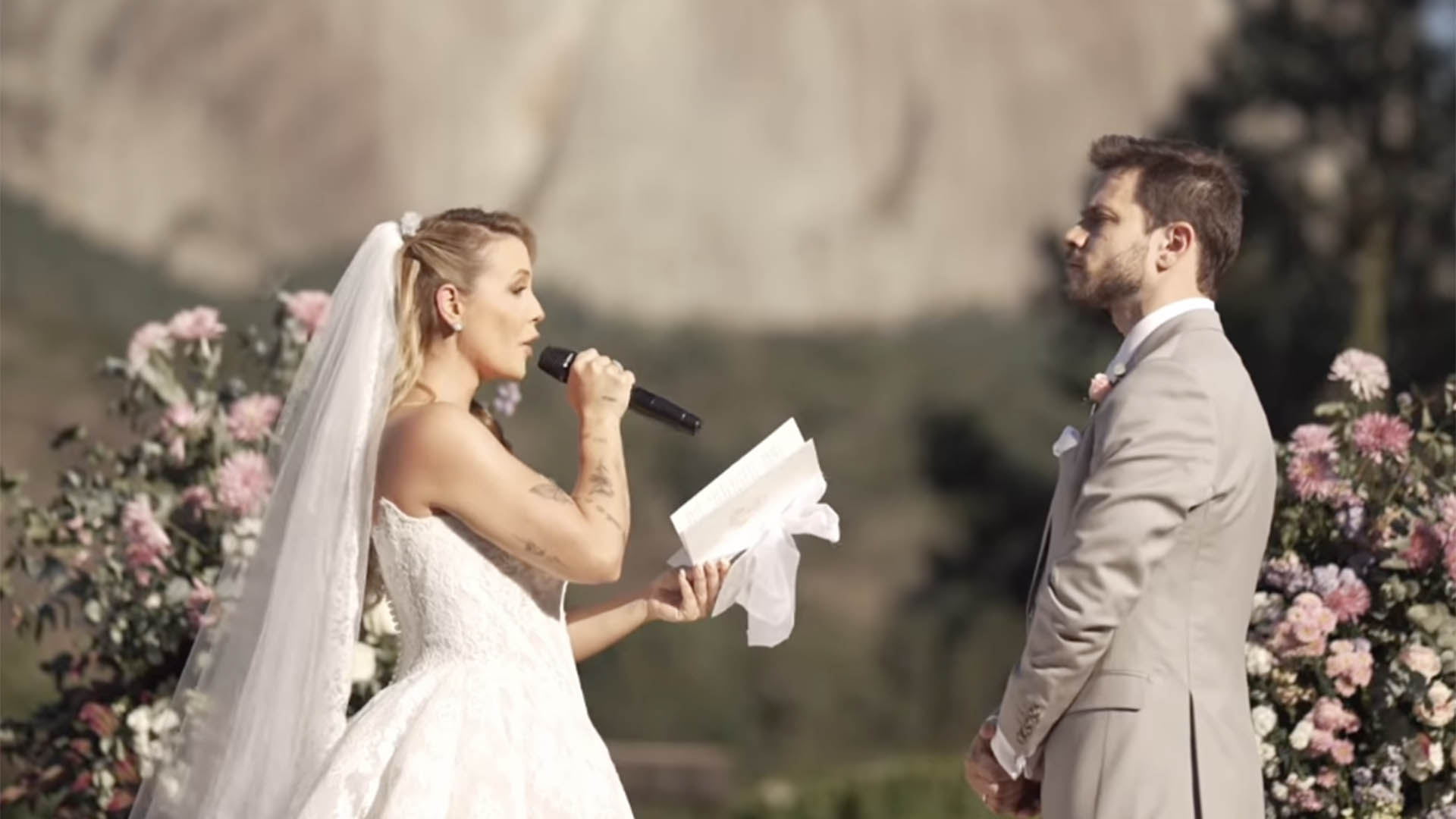 Ex-noivo de Carla Diaz, Felipe Becari se casa com modelo