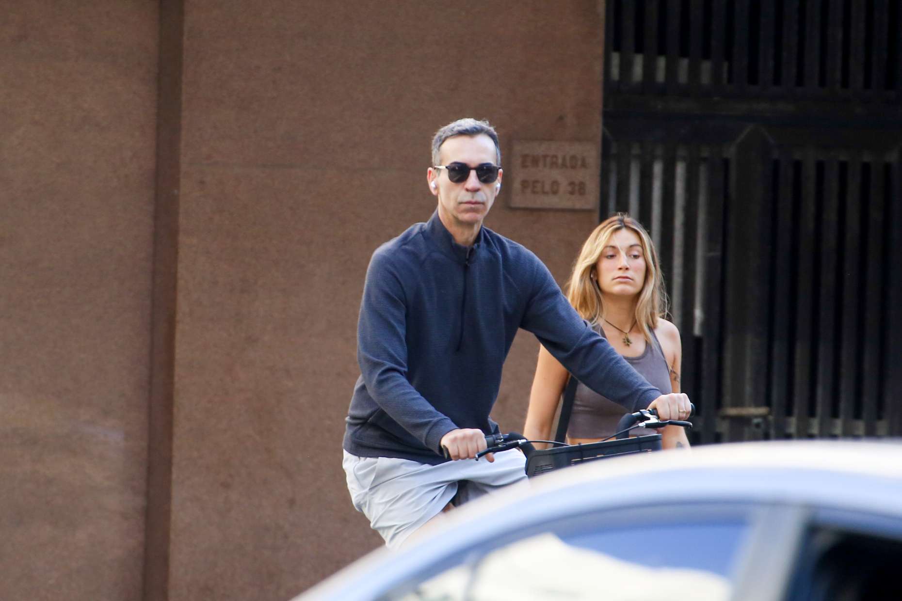 C&eacute;sar Tralli andando de bicicleta