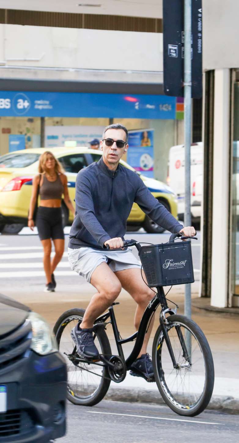 C&eacute;sar Tralli andando de bicicleta