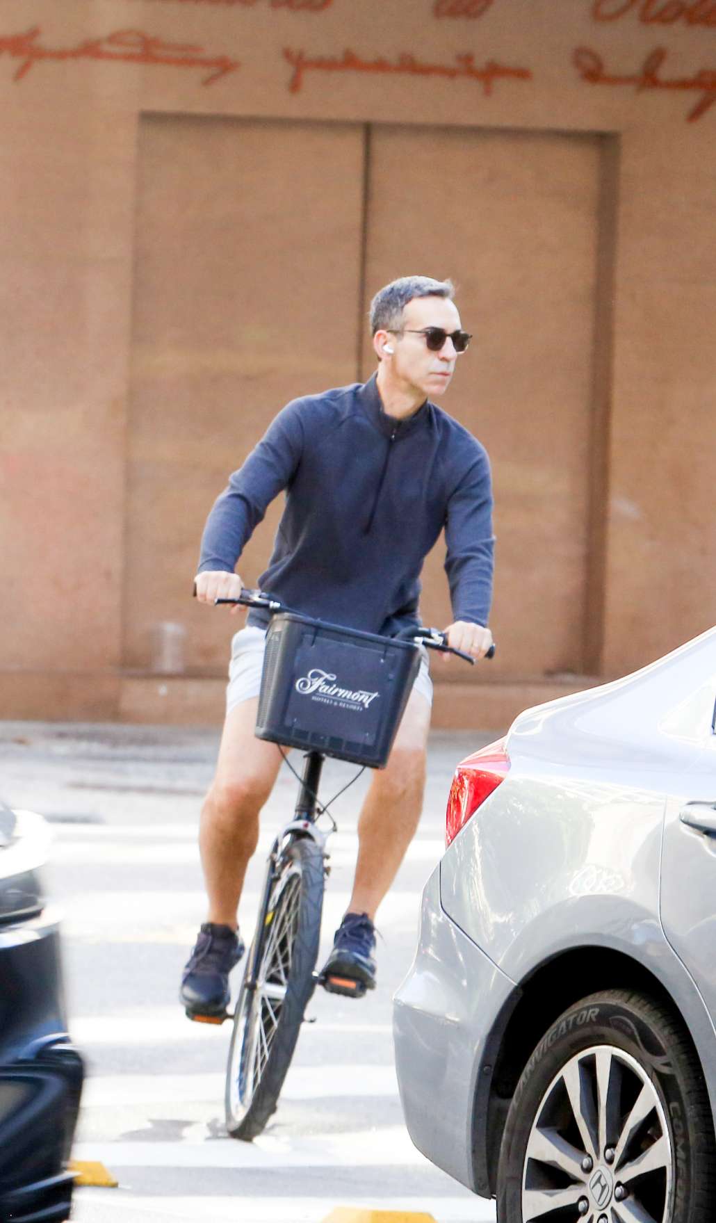C&eacute;sar Tralli andando de bicicleta