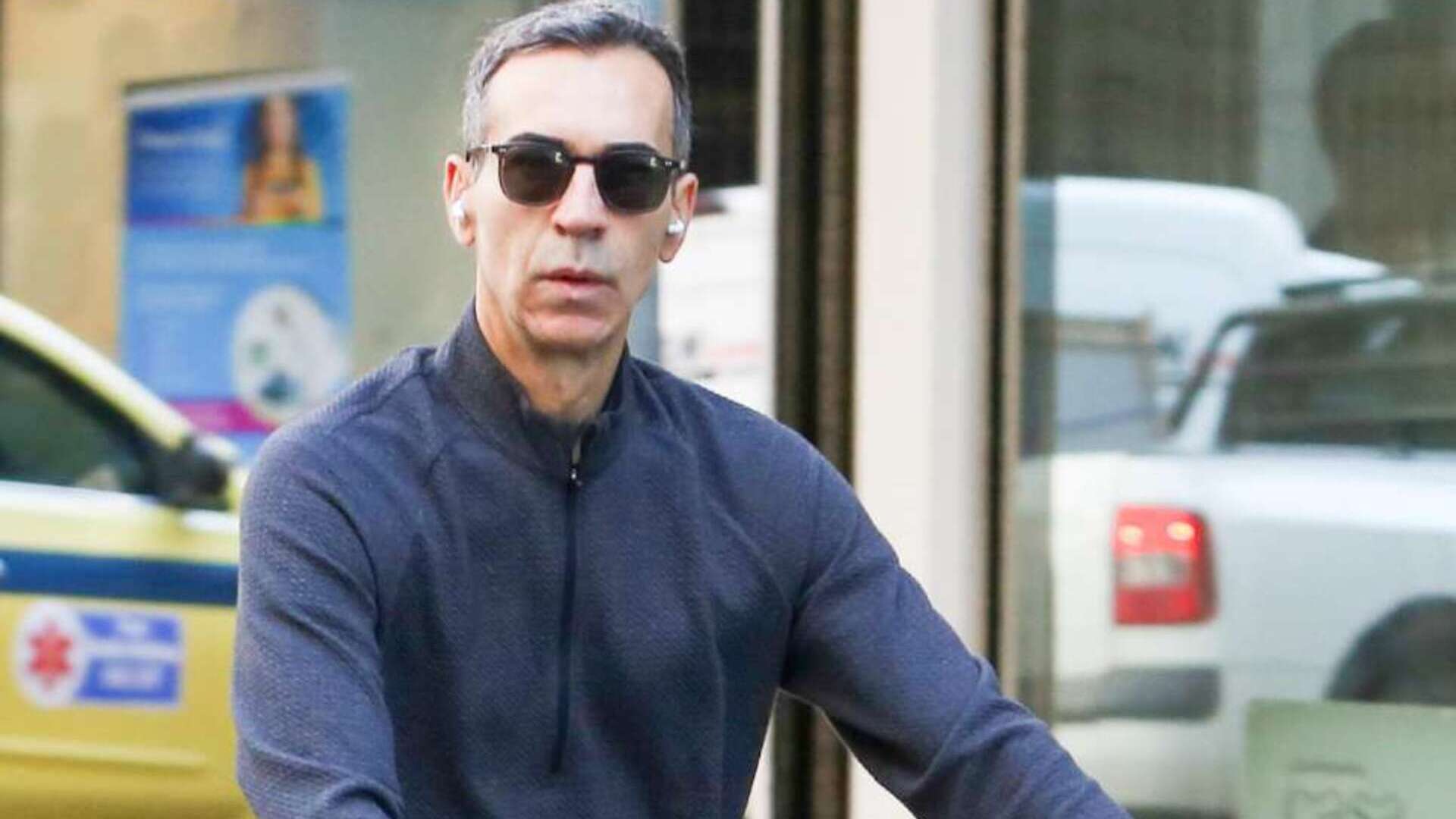 De shorts, César Tralli é flagrado andando de bicicleta em Ipanema