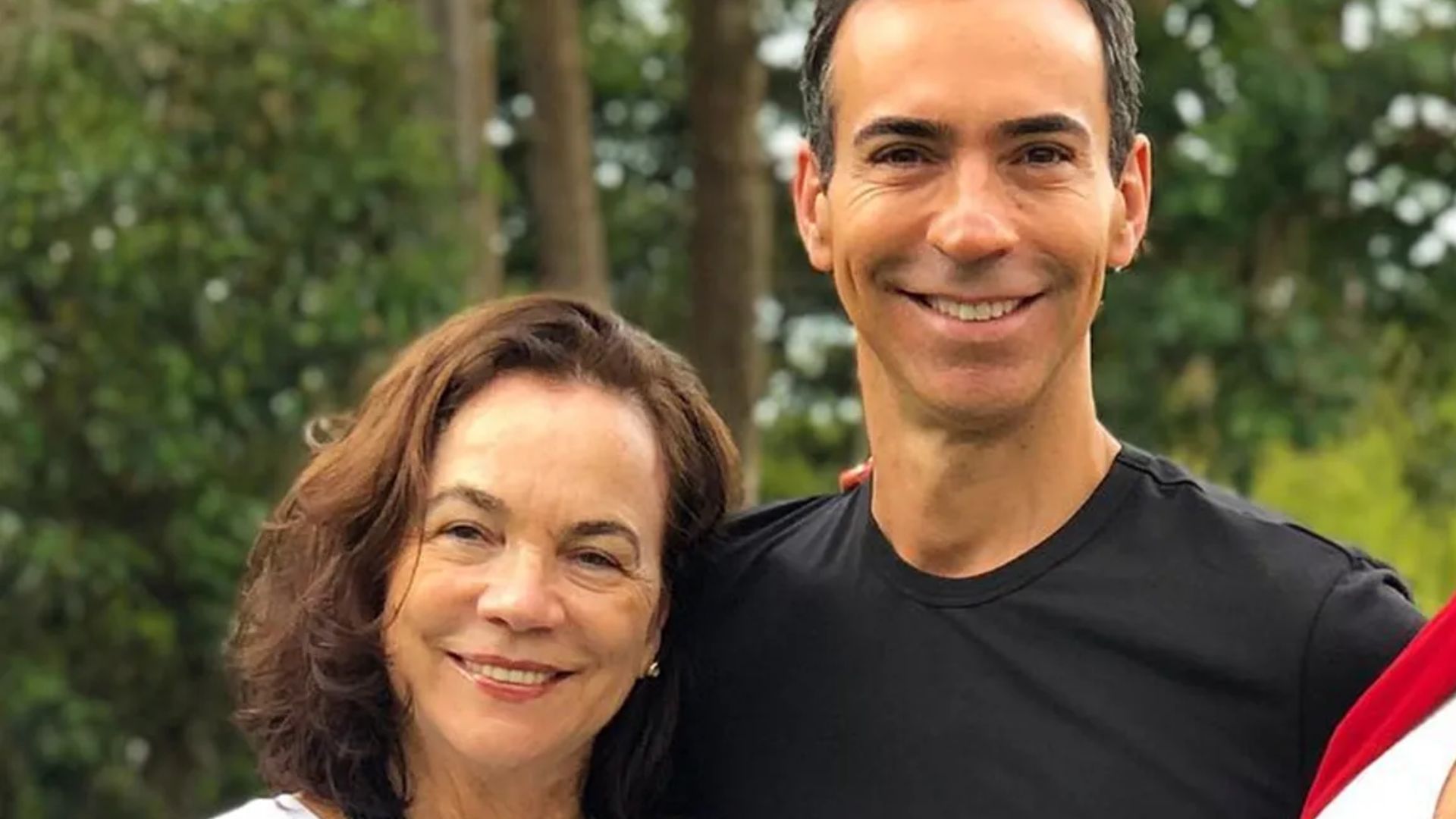 César Tralli emociona ao achar fotos da infância com a falecida mãe; veja