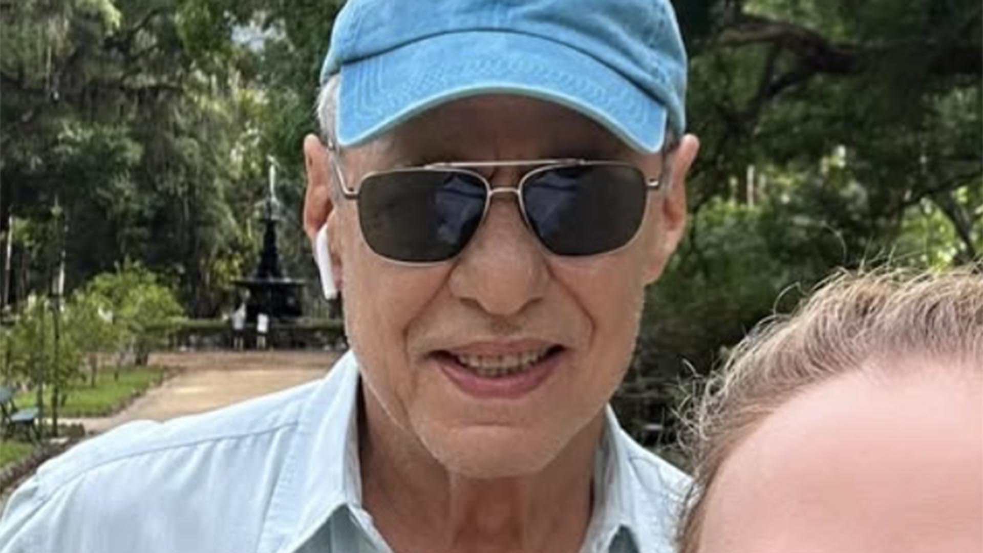 Chico Buarque reaparece em foto após passar por cirurgia no crânio