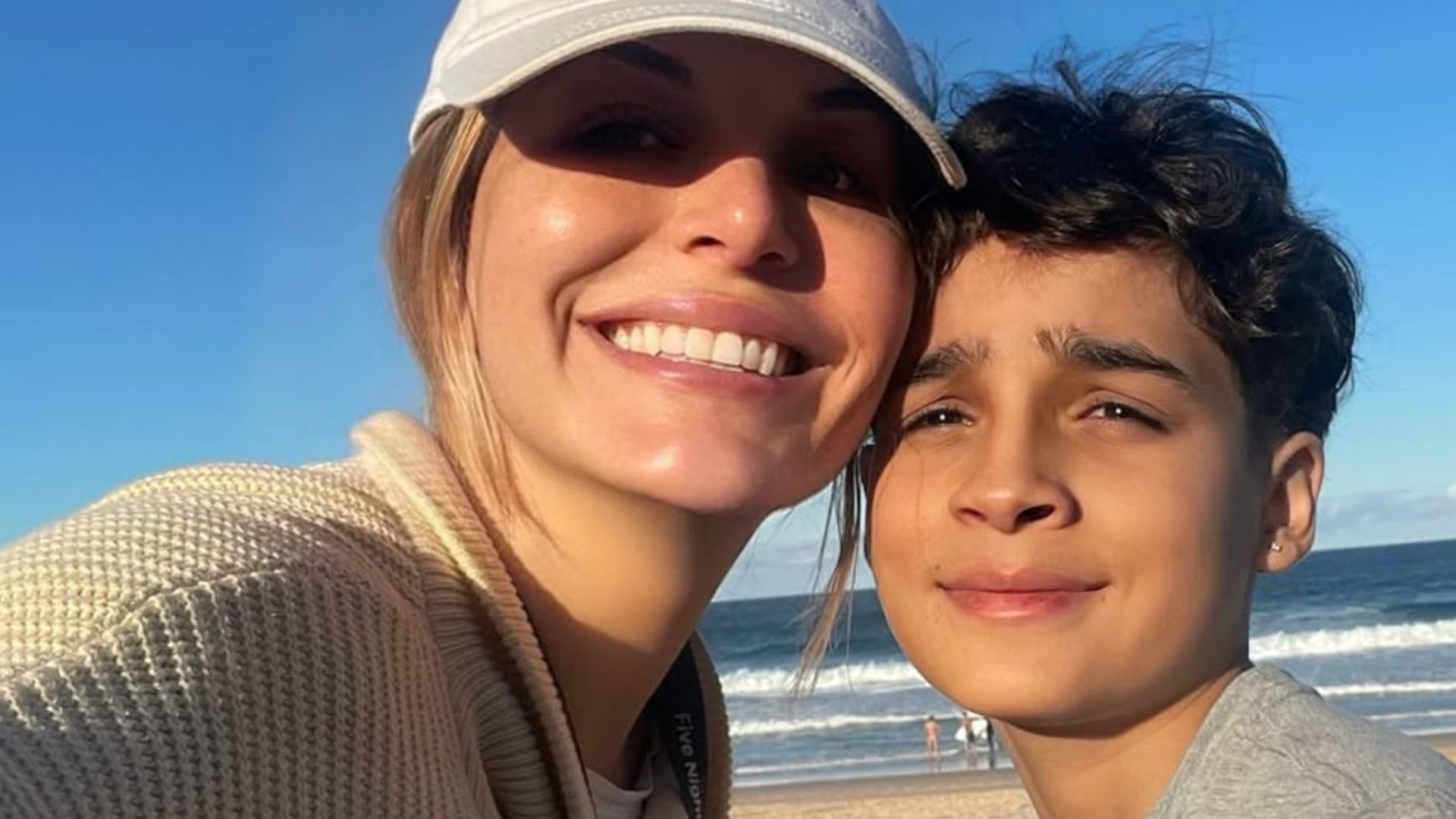 Atriz realiza funeral do filho após buscar ajuda para congelar corpo do menino
