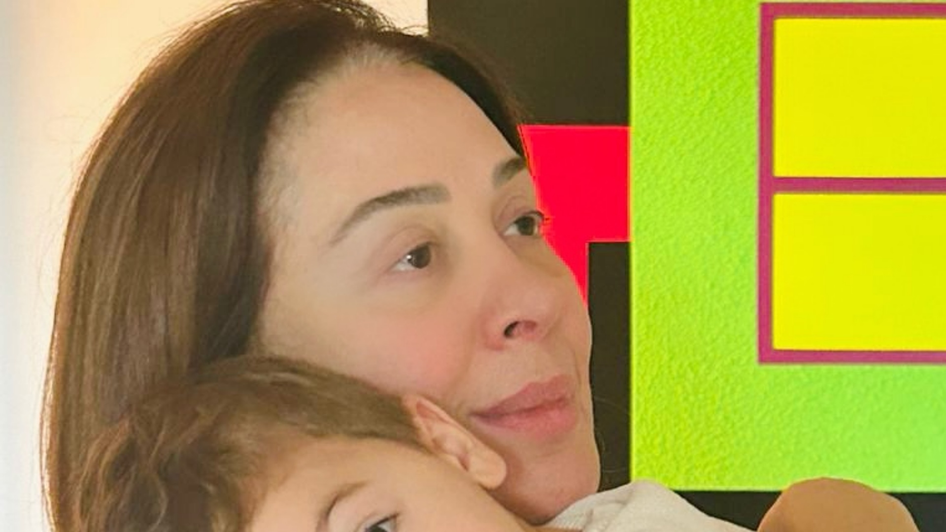 Claudia Raia divide fotos encantadoras com o filho caçula: ‘De grudinho’