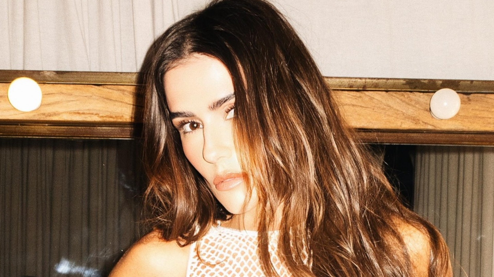 Deborah Secco chama atenção ao surgir com look cavado: ‘Maravilhosa’