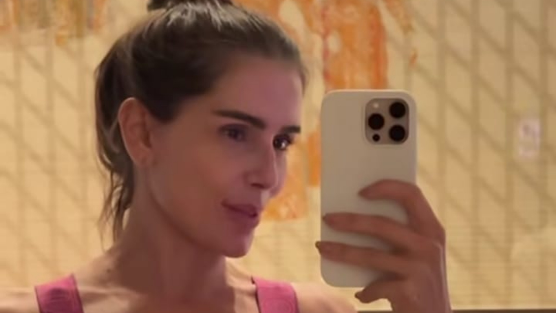 Deborah Secco exibe barriga chapada ao renovar o bronzeado: ‘Perfeita’