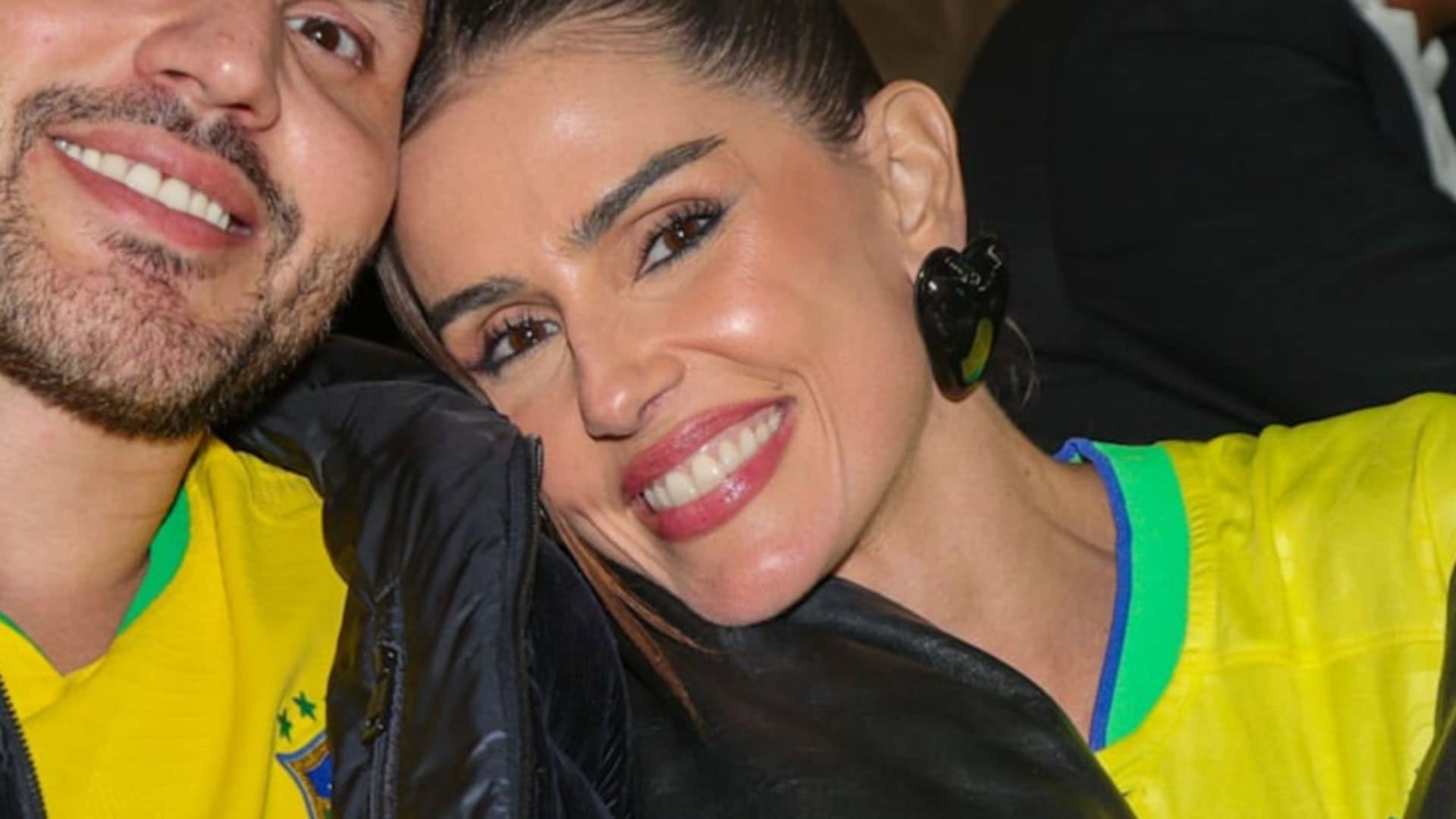 Em jogo do Brasil, Deborah Secco surge colada com seu novo namorado; veja