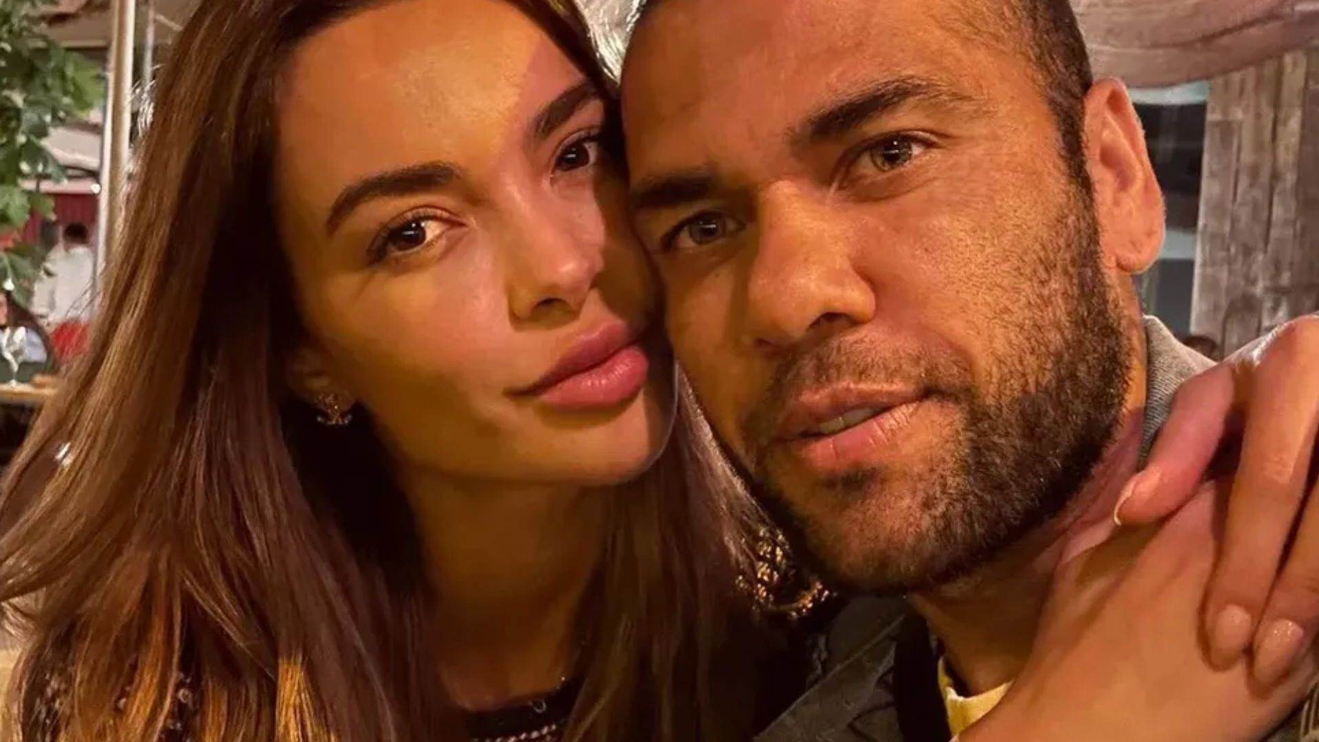 Pela primeira vez, esposa do ex-jogador Daniel Alves revela motivo da reconciliação após a prisão dele