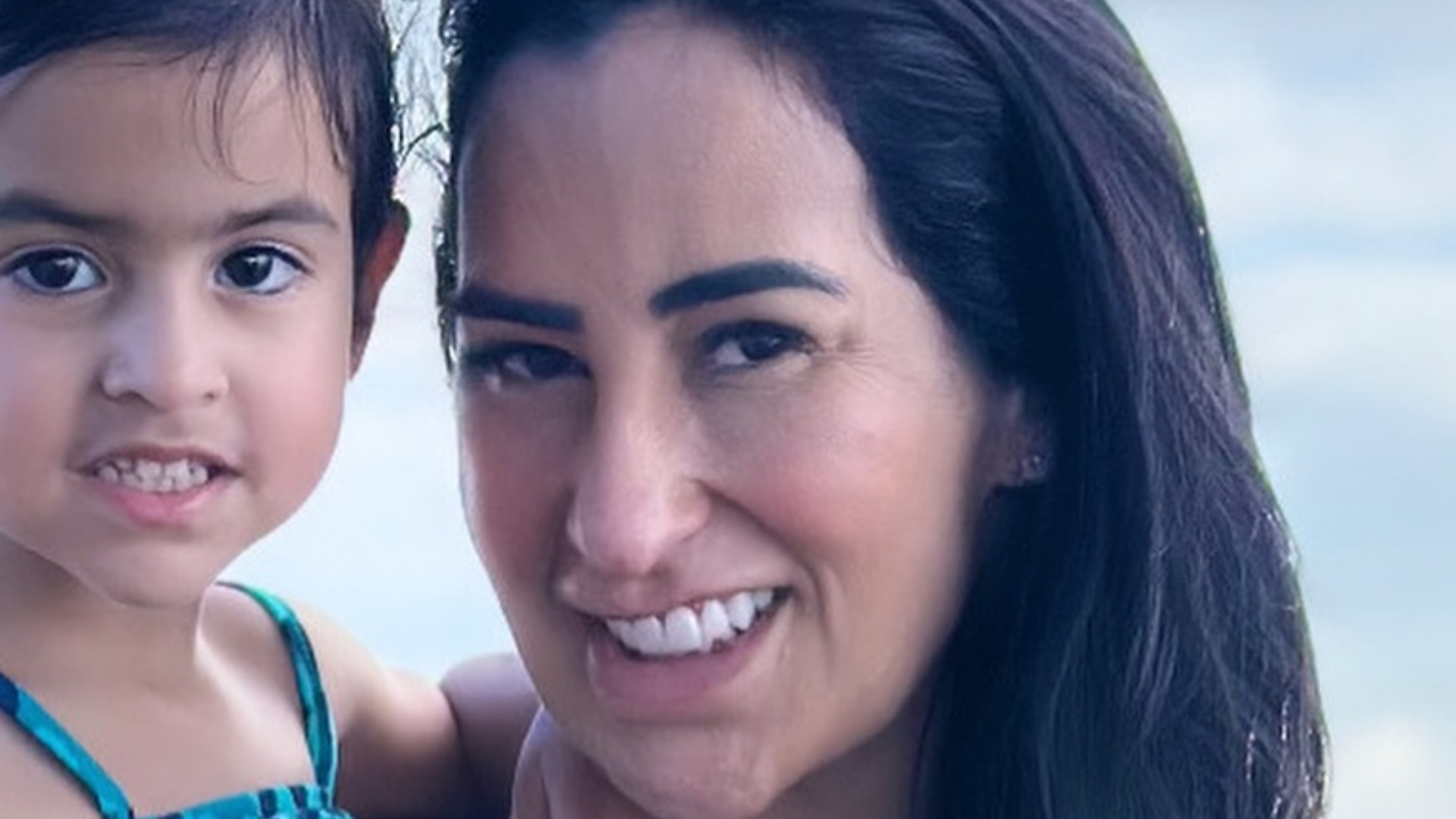 Fabiola Gadelha encanta ao combinar look com a filha durante viagem: ‘Lindas’