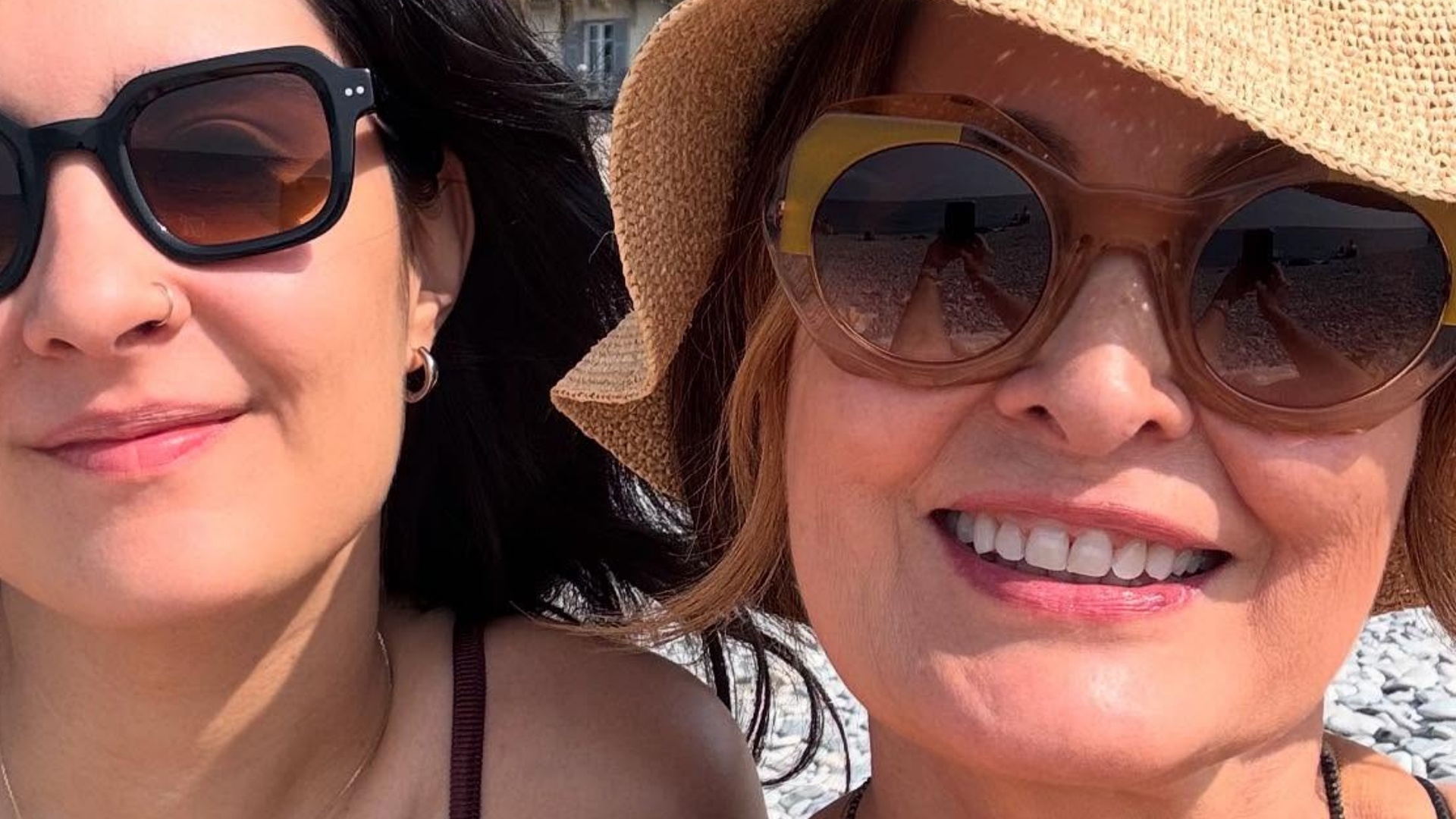 Fátima Bernardes curte dia na praia com a filha, Laura: ‘Lindas’