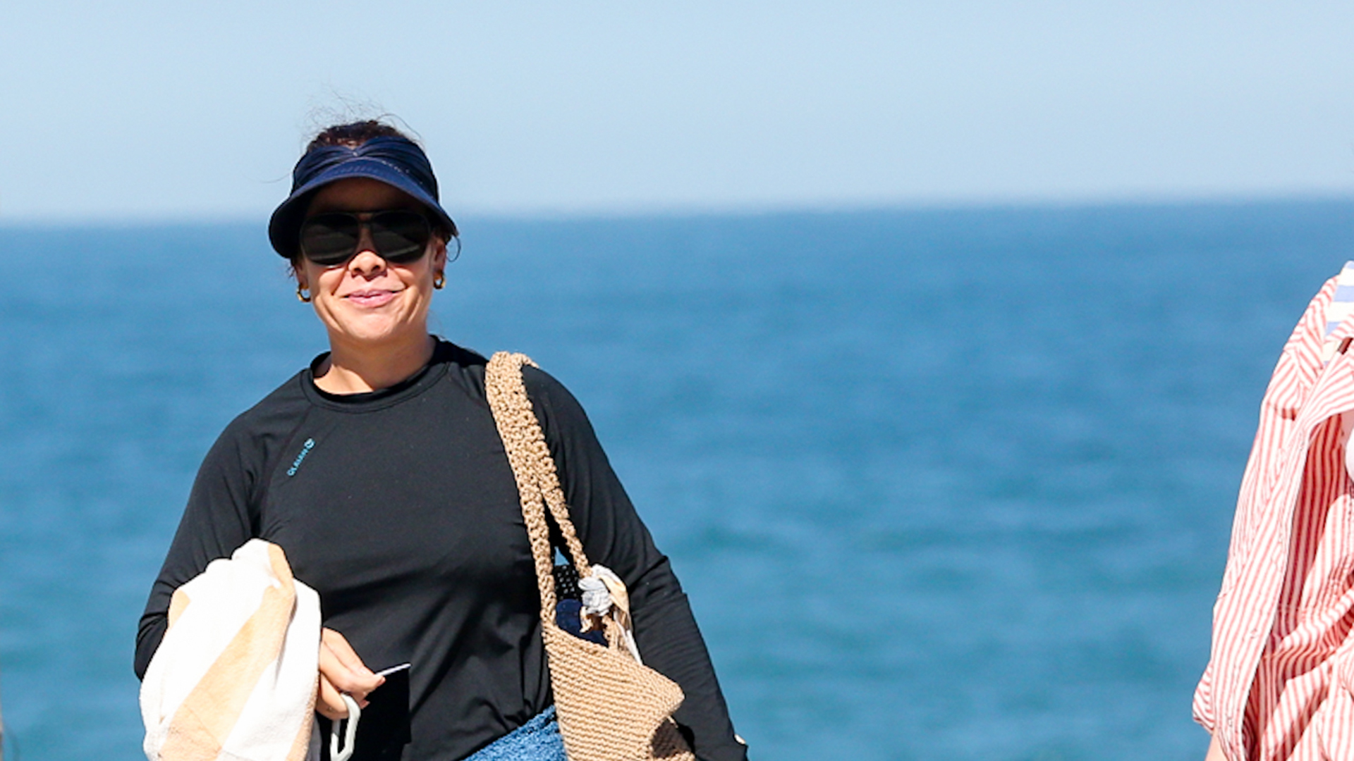 Fernanda Souza faz rara aparição com a namorada em dia na praia