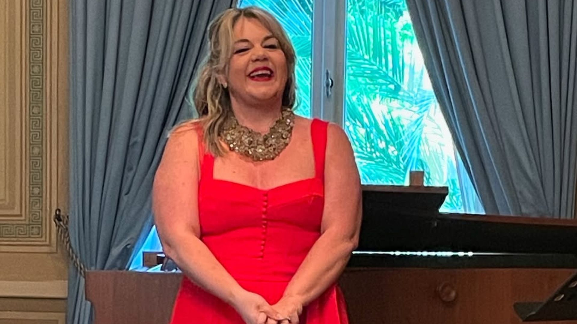 Quem é a cantora brasileira condecorada pela realeza britânica?