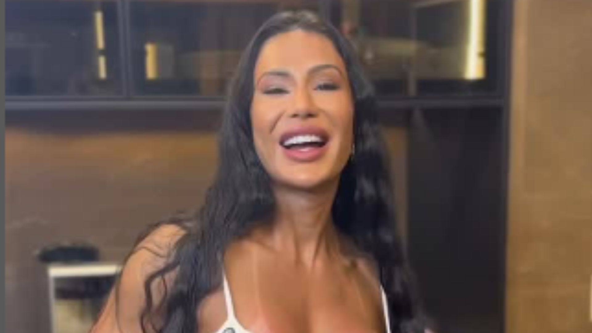 Gracyanne impressiona ao ficar em posição inusitada durante alongamento