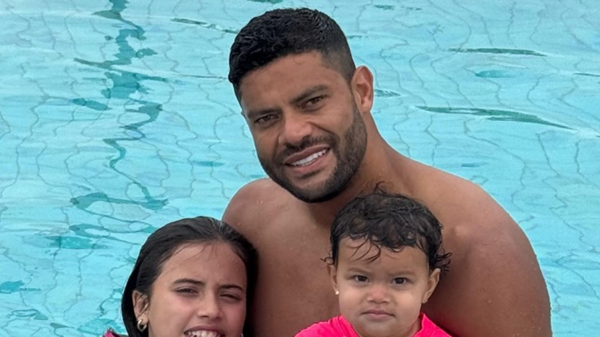 Hulk Paraíba aproveita o dia na piscina ao lado dos cinco filhos
