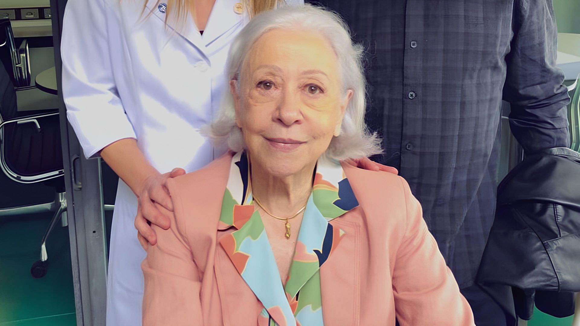 Internação de Fernanda Montenegro expõe risco e médica alerta: ‘No idoso é mais grave’