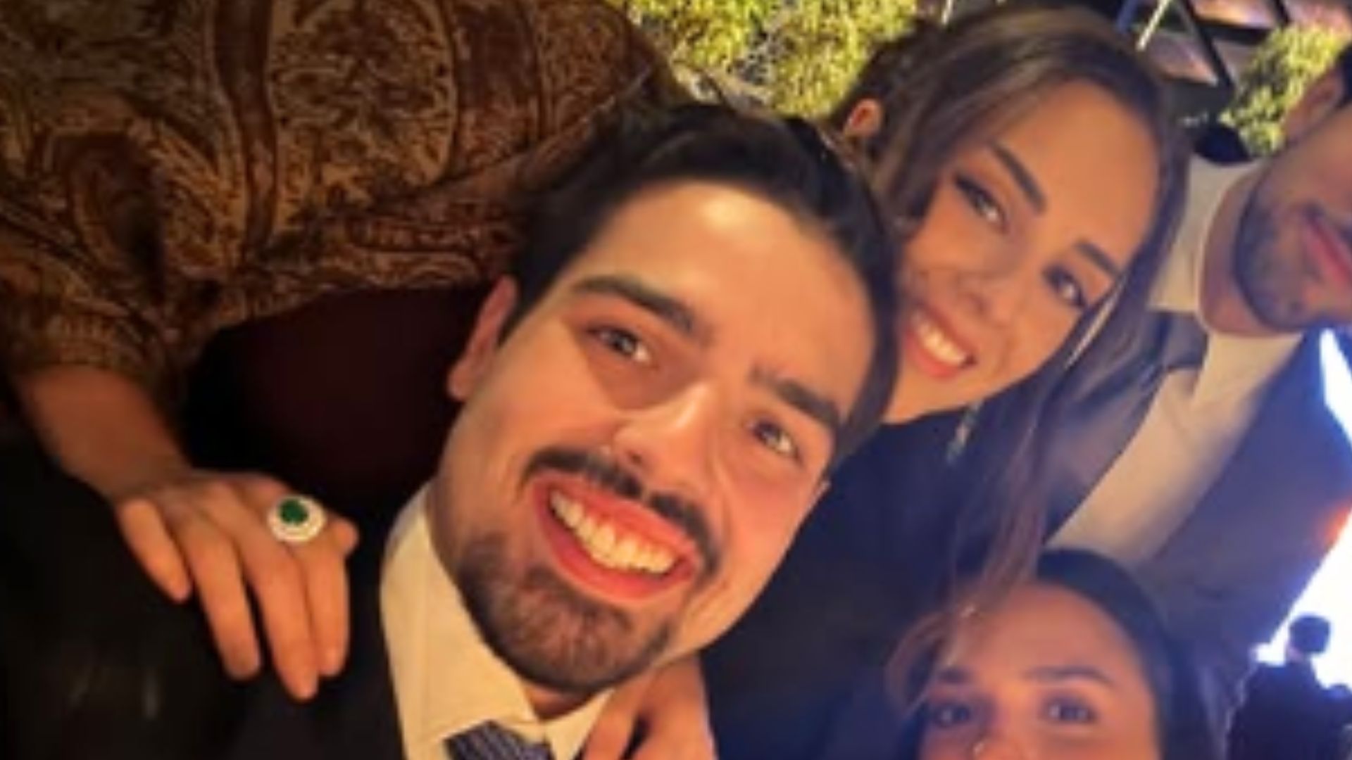 Namorada de João Silva surge em foto ao lado da família do apresentador