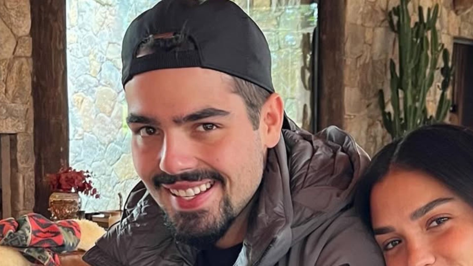 É oficial! João Silva assume romance com influenciadora após fotos românticas