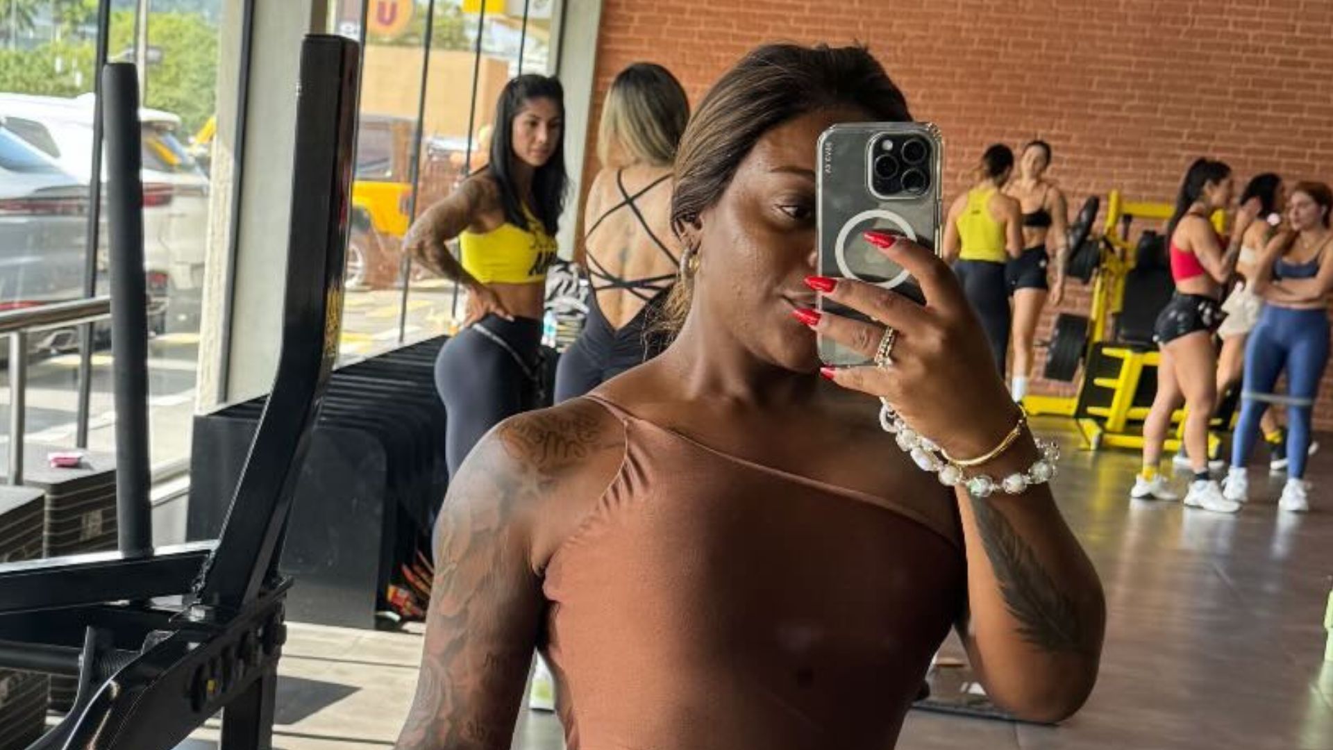 Após treino intenso, Jojo Todynho mostra a silhueta em foto na academia