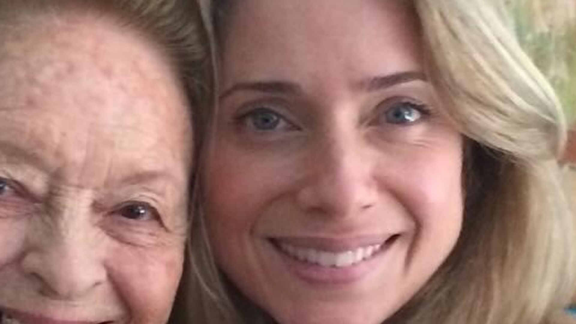 Leticia Spiller impressiona ao postar fotos raras no aniversário da mãe