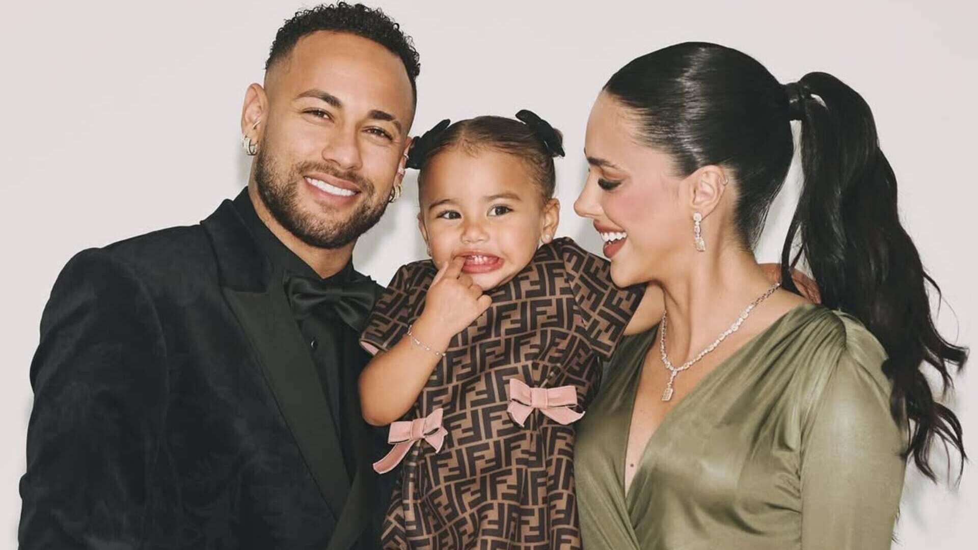Barato ou caro? Veja quanto custou o vestido que Mavie usou no leilão de Neymar
