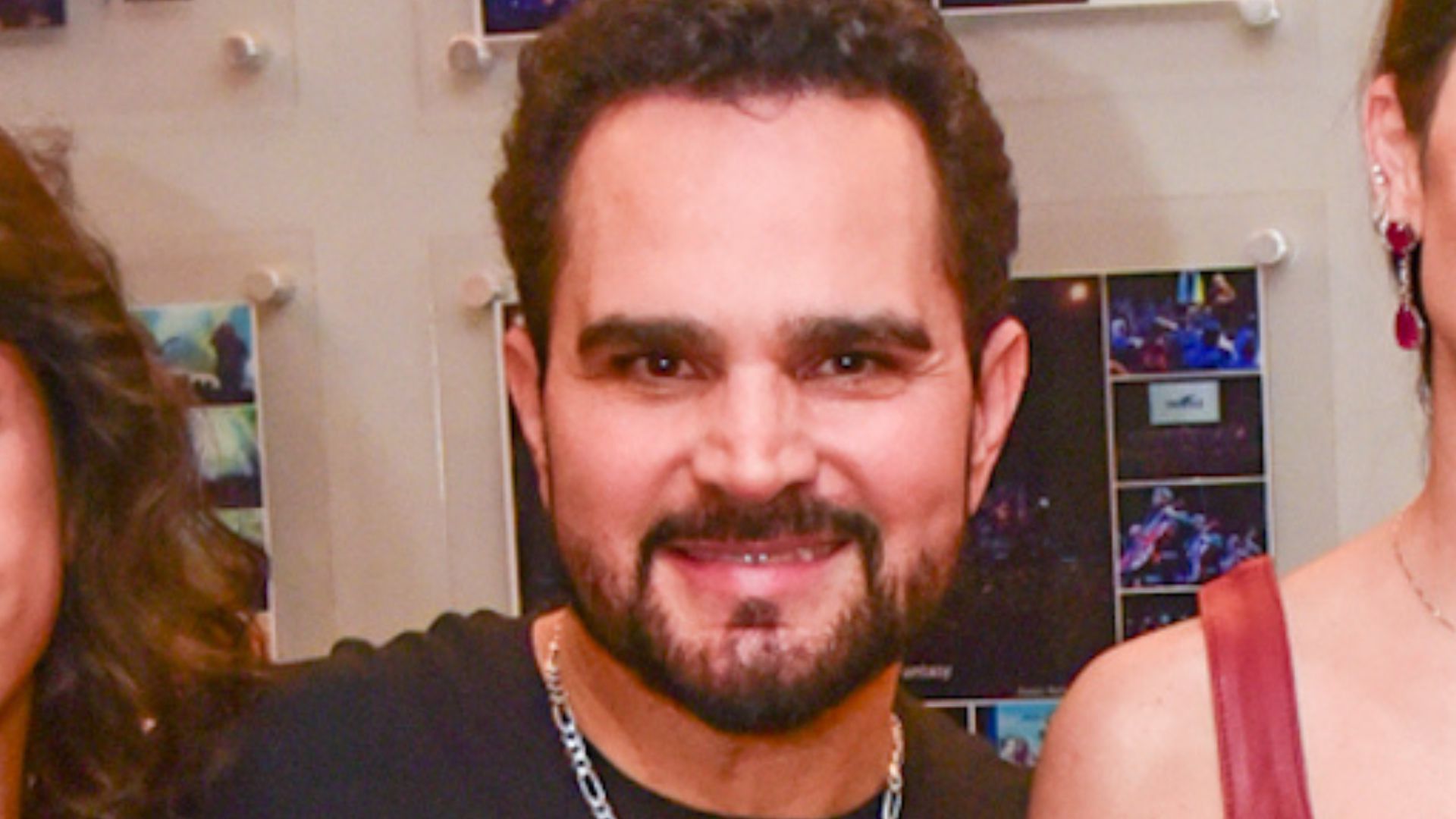 Luciano Camargo surge com a esposa e filhas e dá beijo apaixonado na mulher