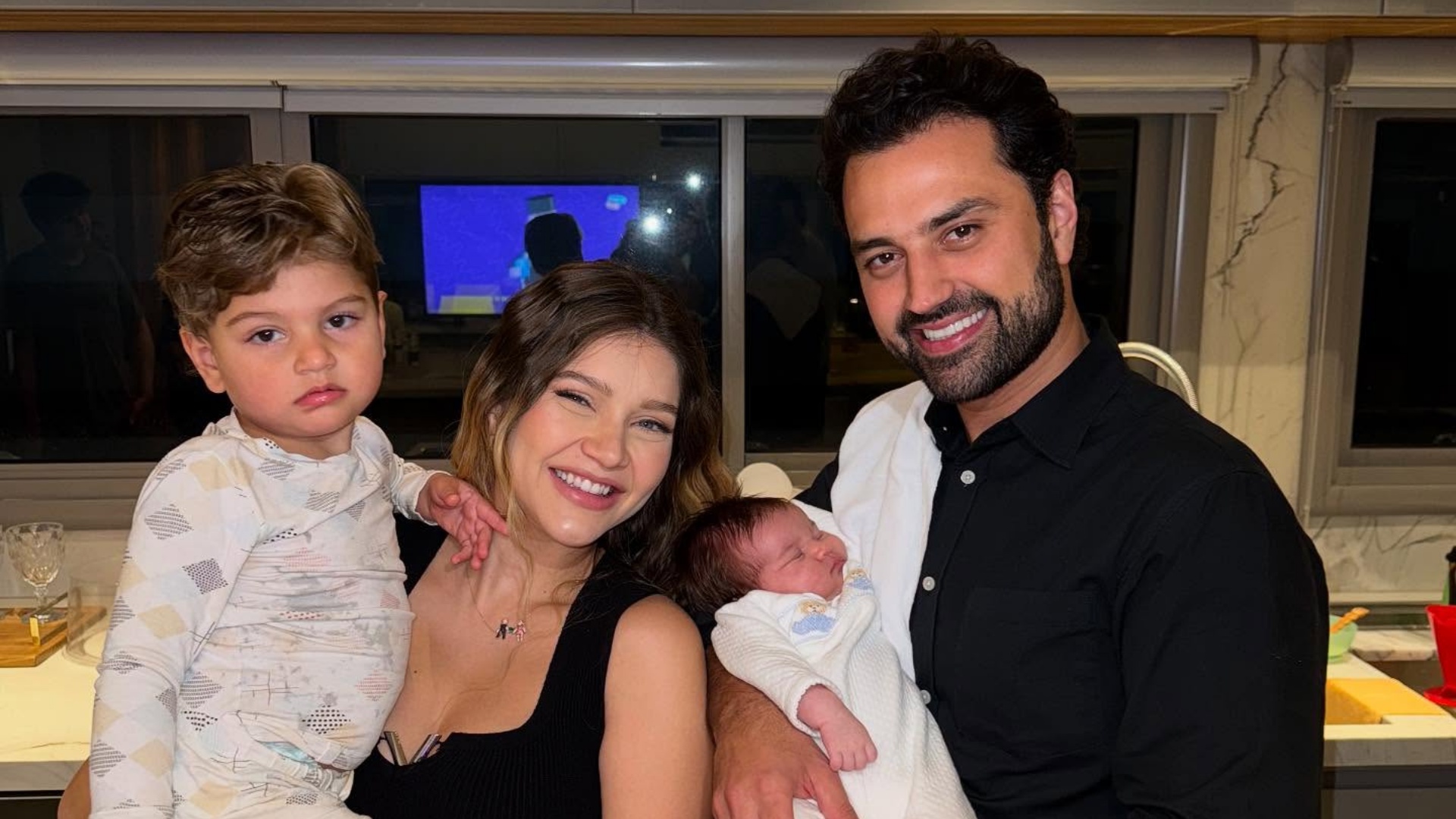 Lyandra Costa, filha do cantor Leandro, celebra o mesversário da filha caçula
