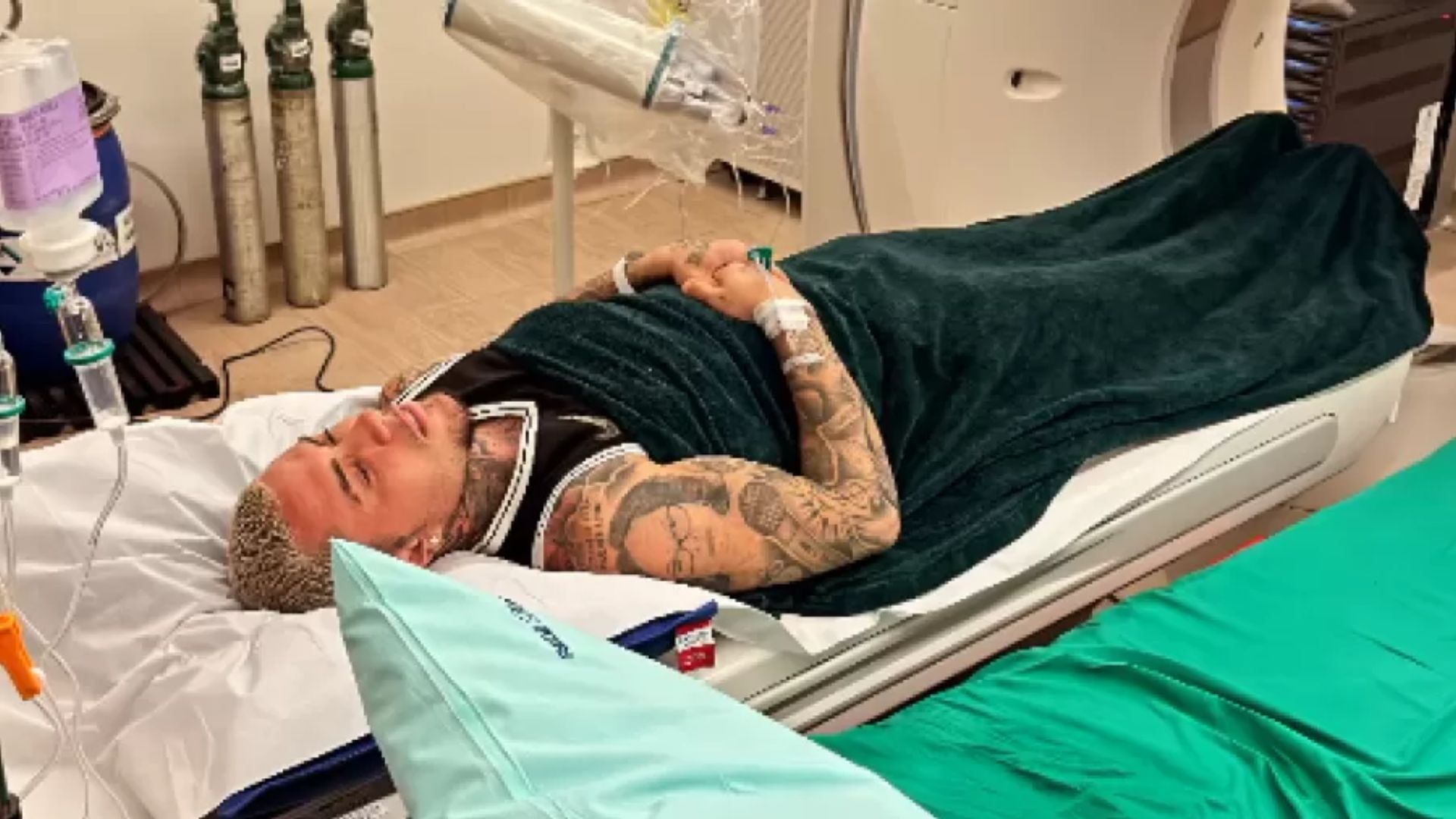 Médico alerta sobre fratura de MC Daniel: ‘Risco à função respiratória’
